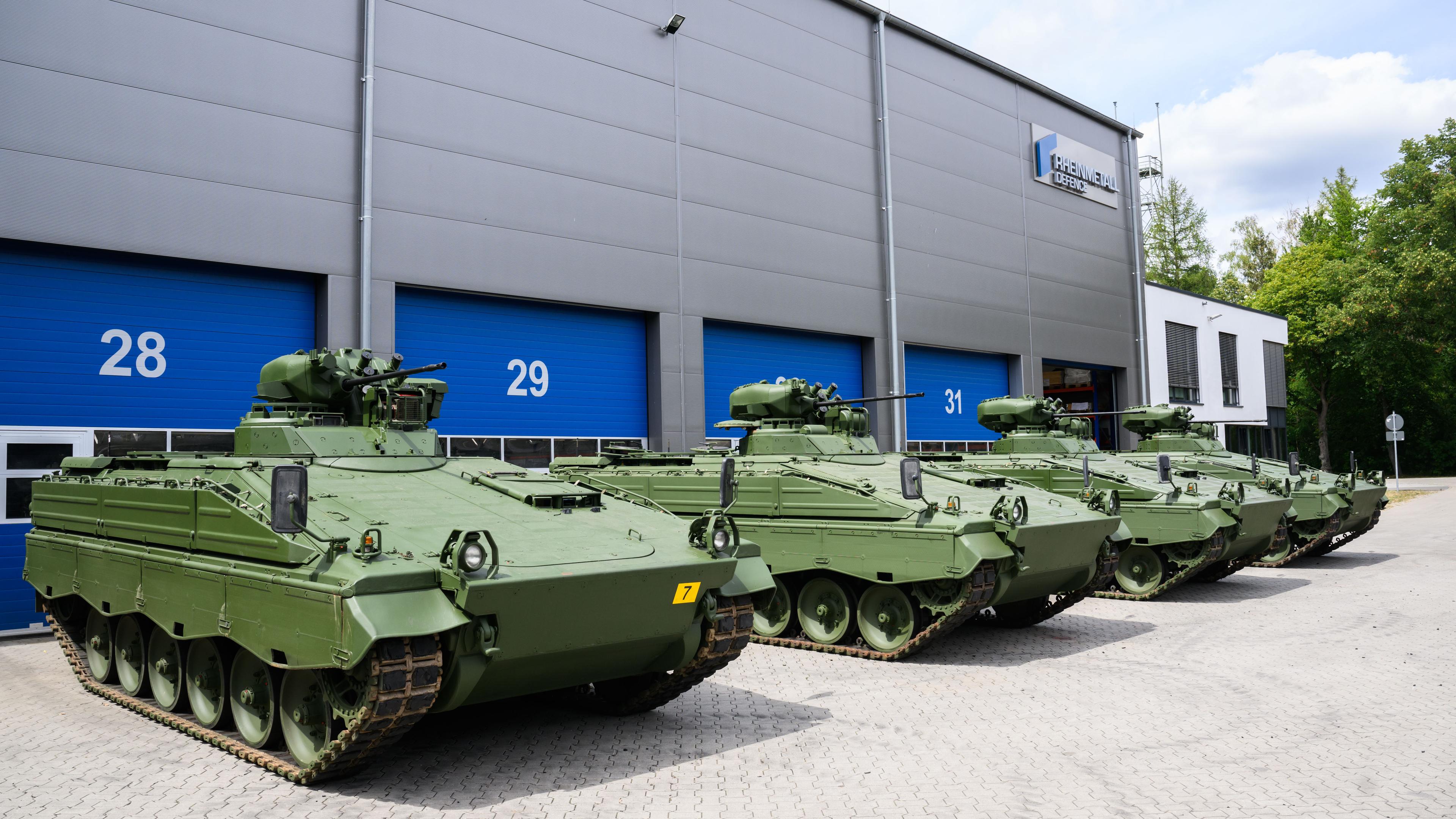 Wieder aufbereiteten Marder-Schützenpanzer stehen bei einer Führung durch das Rheinmetall-Werk Unterlüß.