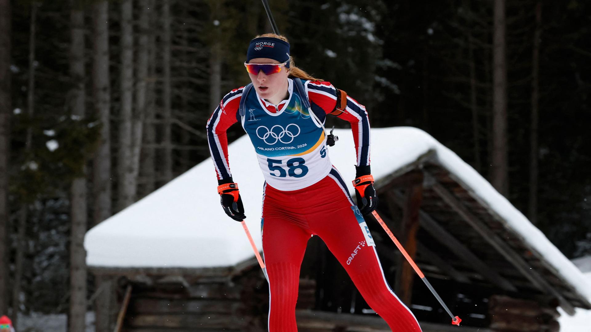 Maren Kirkeeide aus Norwegen startet am 11. Februar 2026 im 15-km-Einzel der Frauen bei den Olympischen Winterspielen Mailand-Cortina 2026 in der Biathlon-Arena Antholz (Südtirol).