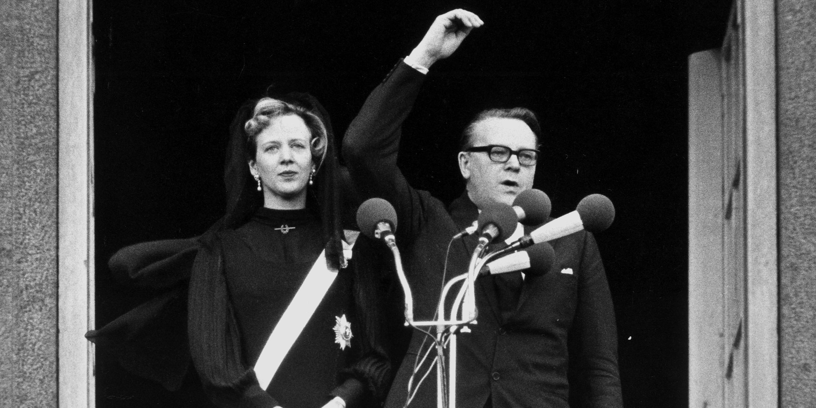 Das Bild zeigt Königin Margrethe und Ministerpräsident Jens Otto Krag bei ihrer Proklamation zur Königin auf Schloss Christiansborg.