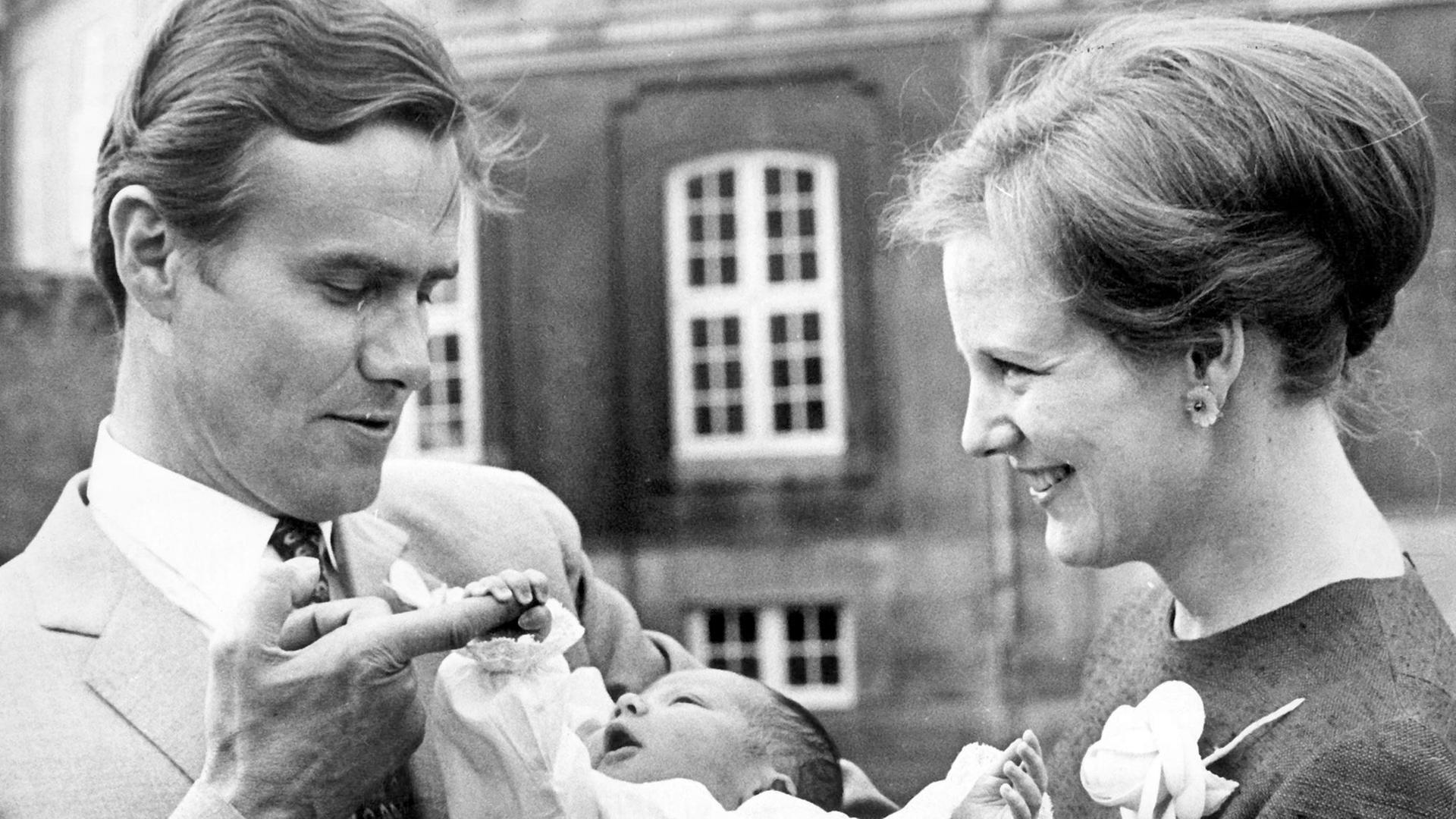 Das Bild zeigt Königin Margrethe und Prinz Henrik mit ihrem neugeborenen Sohn Kronprinz Frederik.