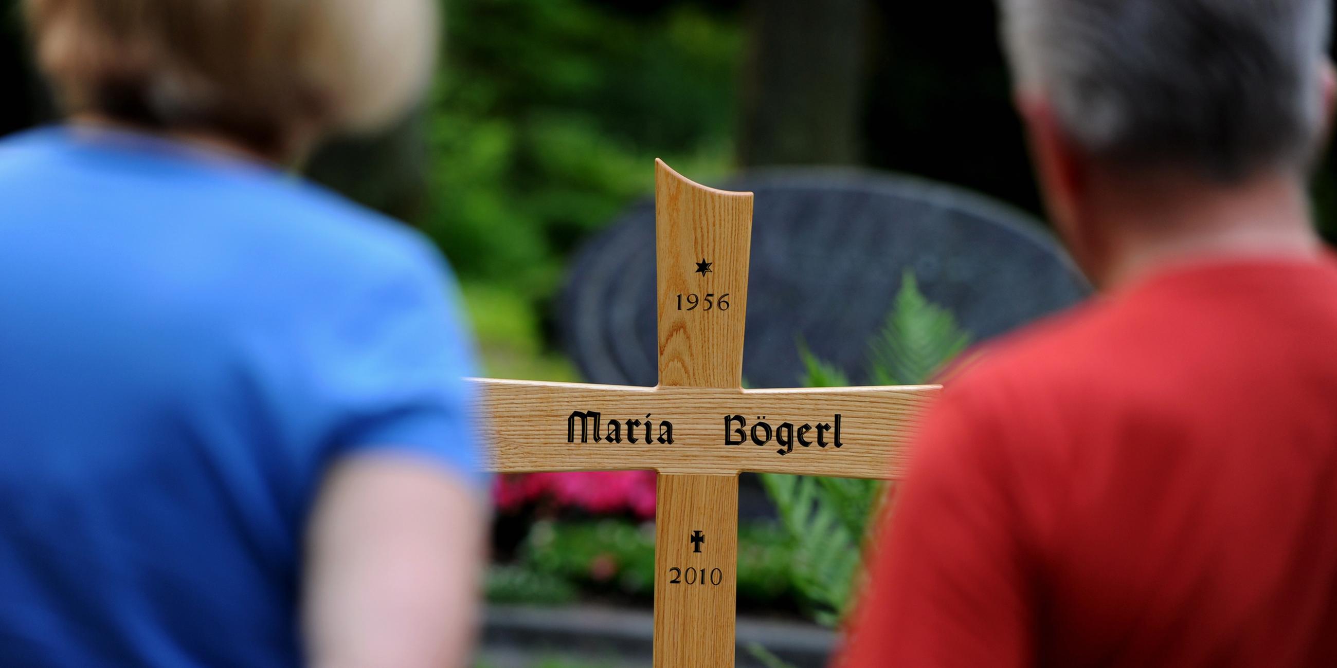 Archiv: Ein Holzkreuz steht in Heidenheim auf dem Friedhof am Grab der getöteten Bankiersfrau Maria Bögerl.