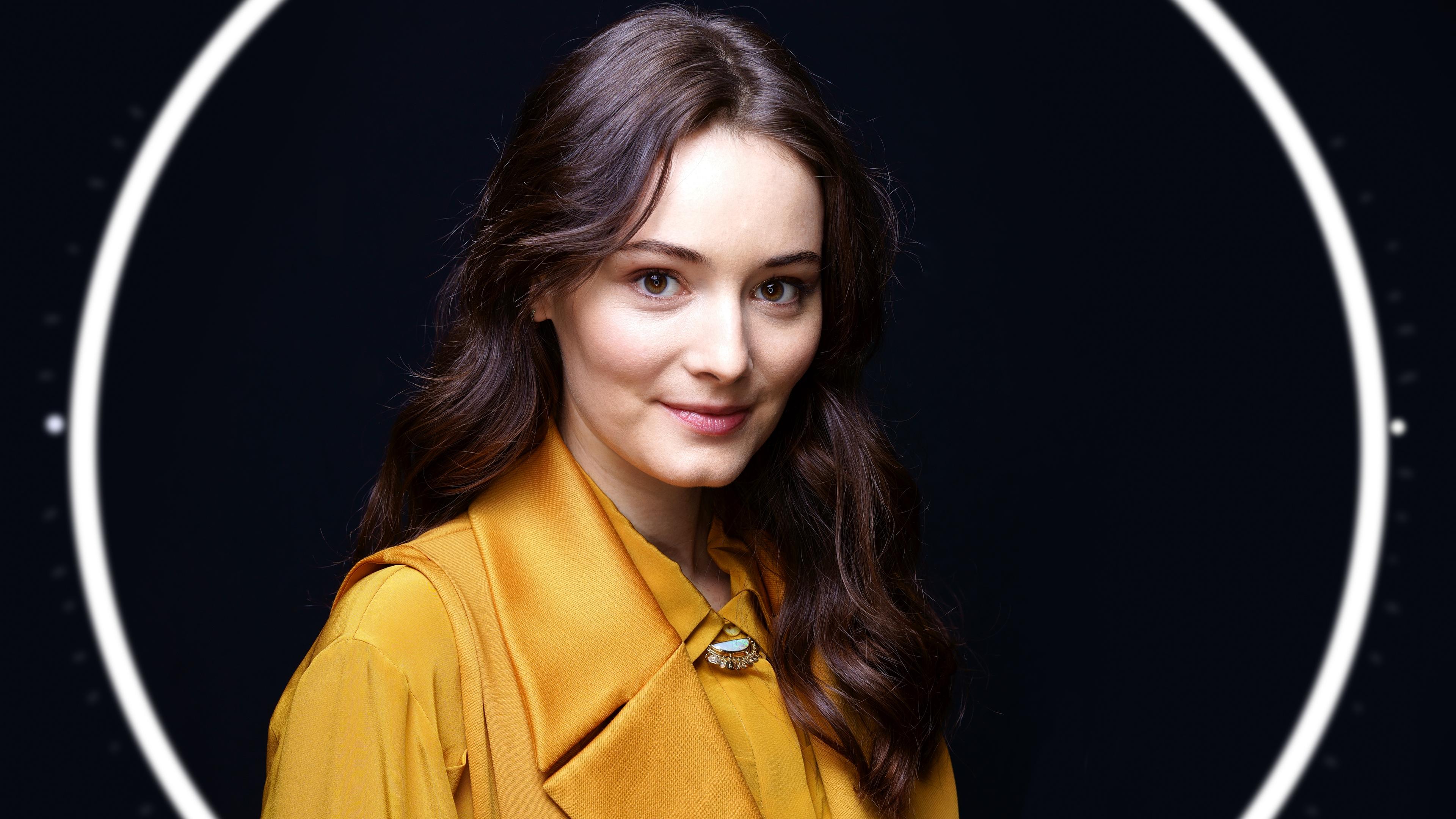 Die Schauspielerin Maria Ehrich vor schwarzem Hintergrund