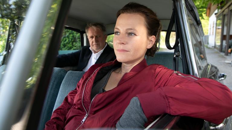 Frieda Mirko (Maria Simon) sitzt mit Hans Bachleitner (Harald Krassnitzer) in ihrem Auto.