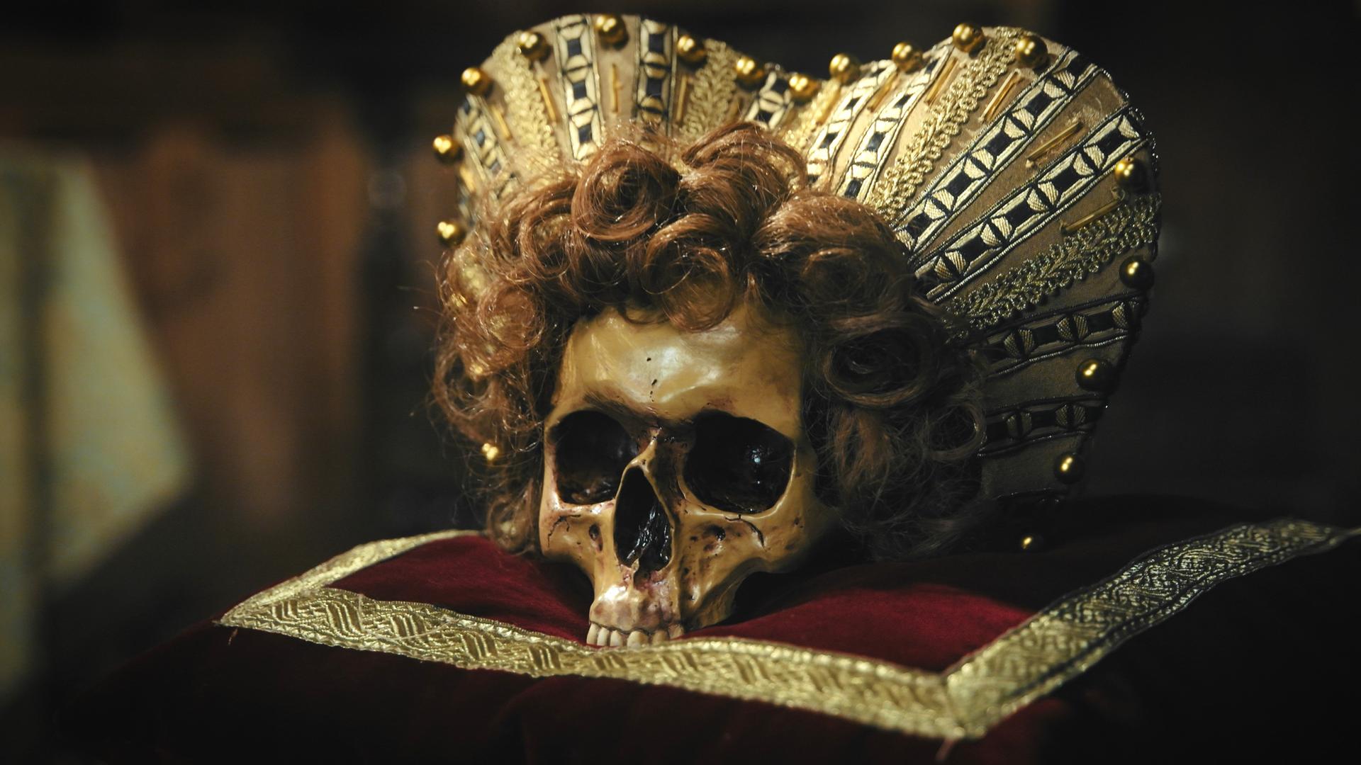 Bekleideter Totenkopf von Maria Stuart