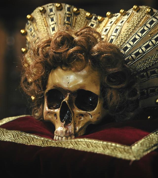 Bekleideter Totenkopf von Maria Stuart