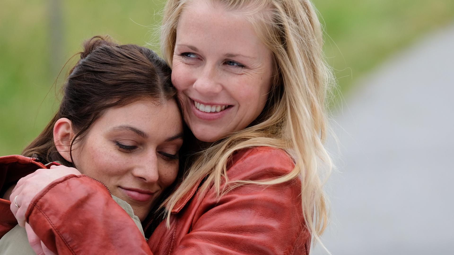 "Marie fängt Feuer - Kleine Sünden": Marie (Christine Eixenberger) umarmt lachend Angie (Sylta Fee Wegmann) auf der Straße.