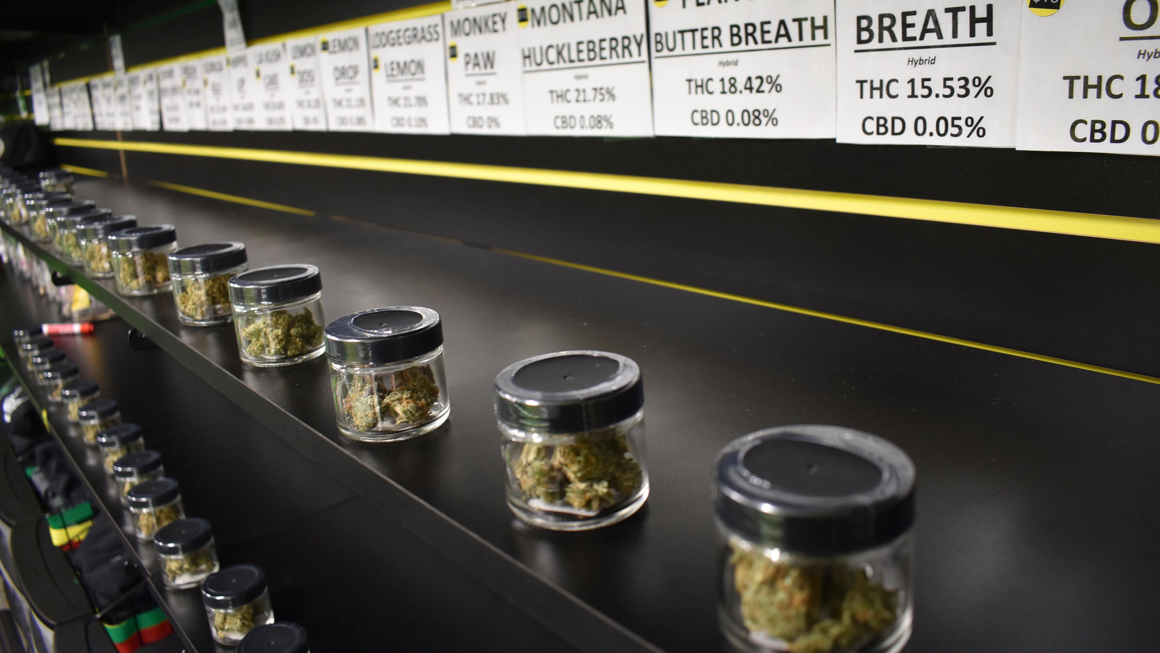 Verschlossene Gläser mit Marihuana stehen in einer medizinischen Marihuana-Apotheke im US-Bundesstaat Montana