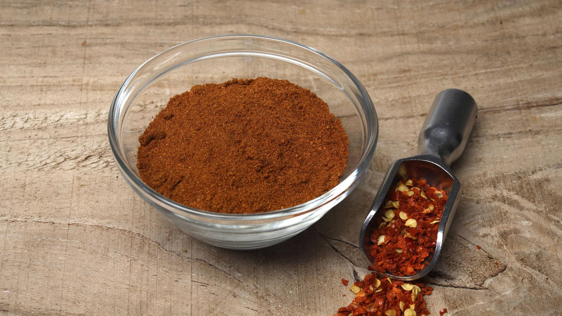 Selbst gemachte Marinaden in Rot, Gelb, Grün