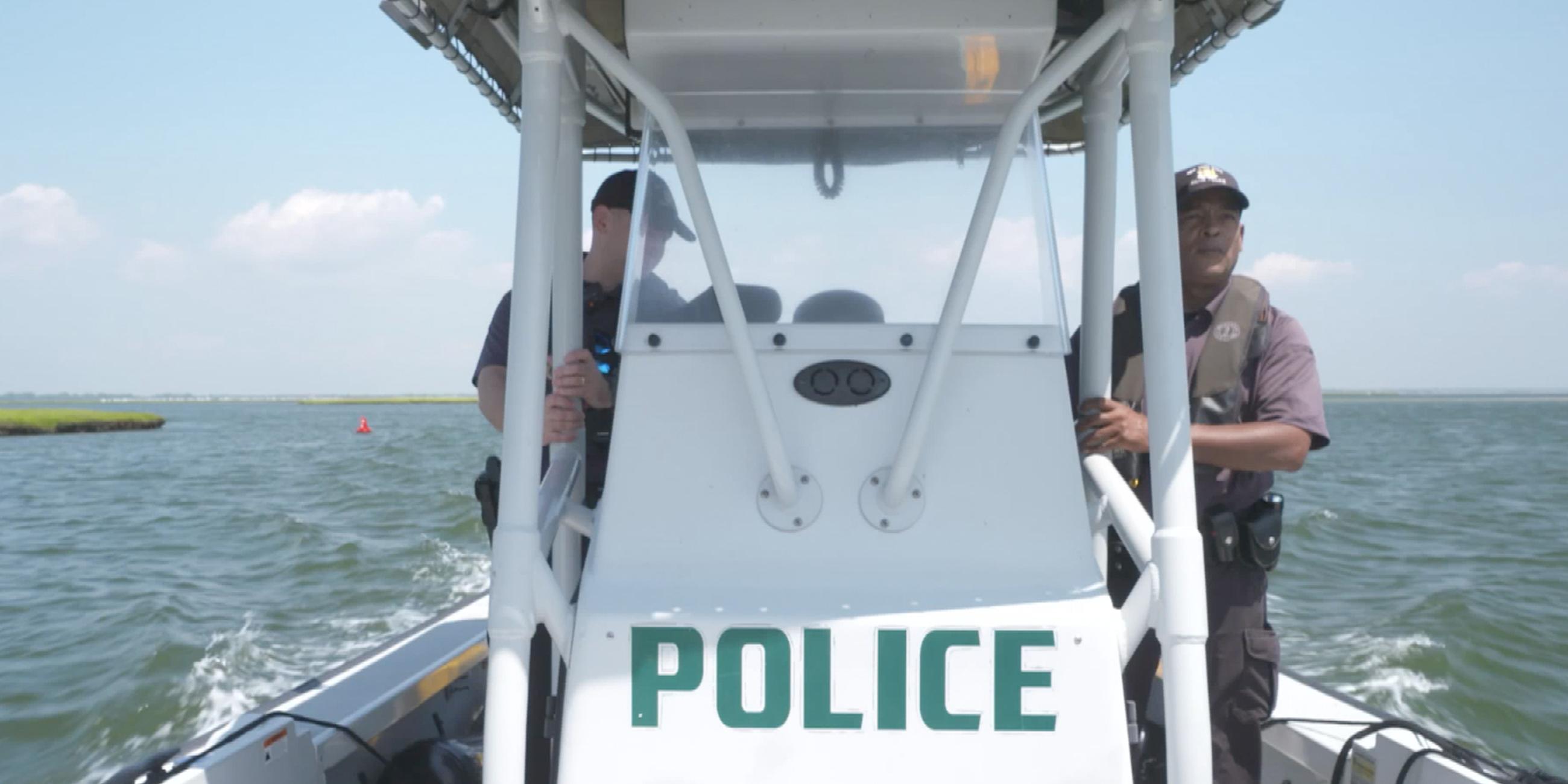 Die Marineeinheit der New York State Park Police hält vom Boot aus nach Haien Ausschau.