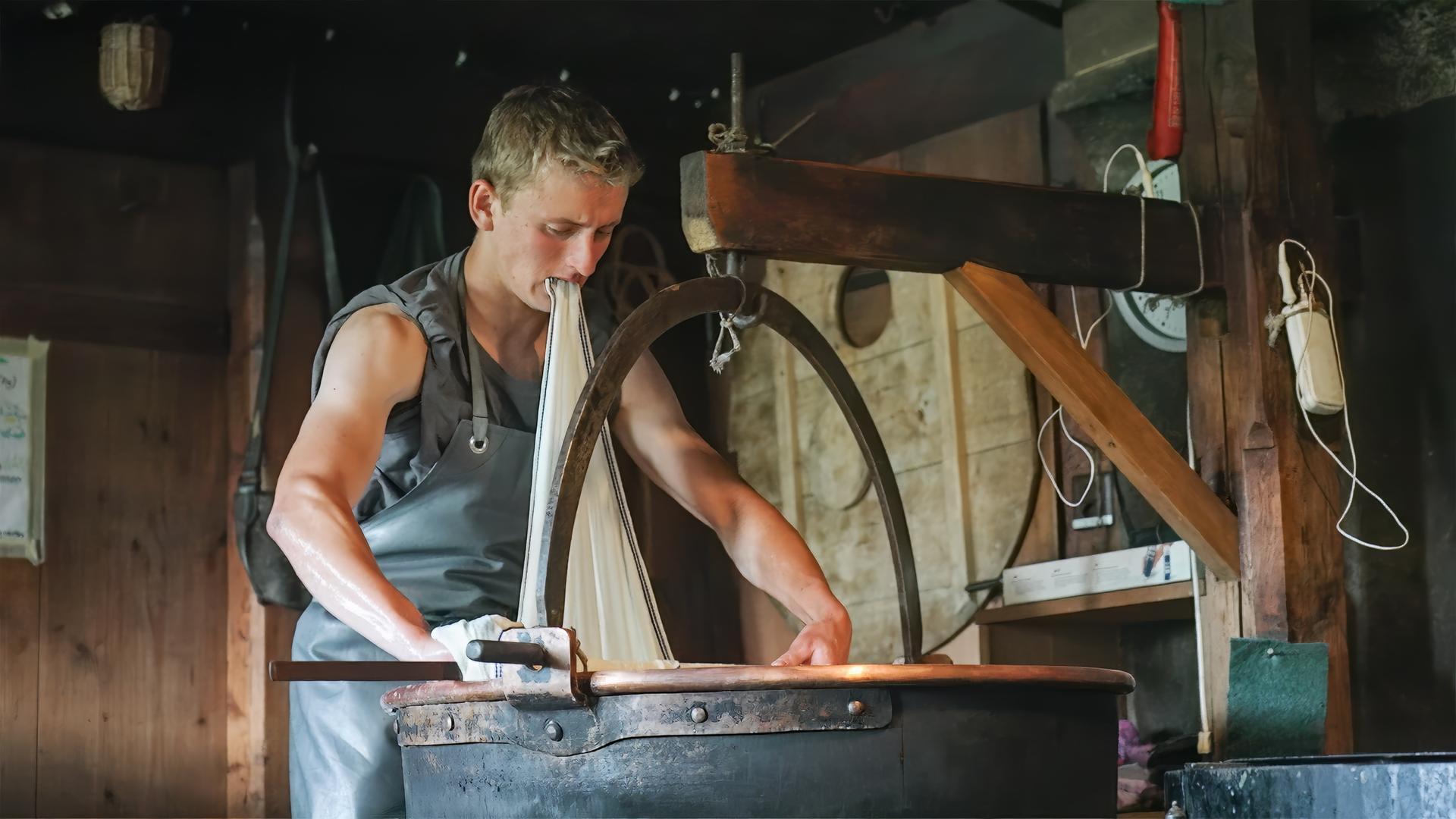 Mario Hehlen lernt während seiner Lehre als Landwirt das Käsen.