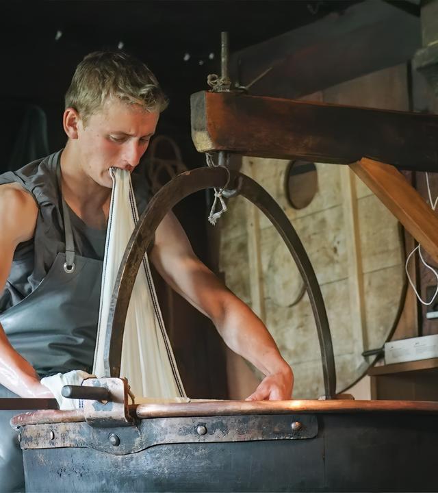 Mario Hehlen lernt während seiner Lehre als Landwirt das Käsen.