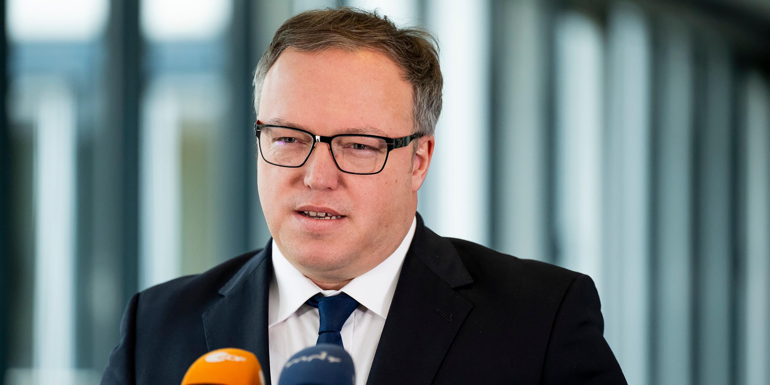 Mario Voigt, Partei- und Fraktionsvorsitzender der CDU Thüringen, gibt im Thüringer Landtag ein Pressestatement ab