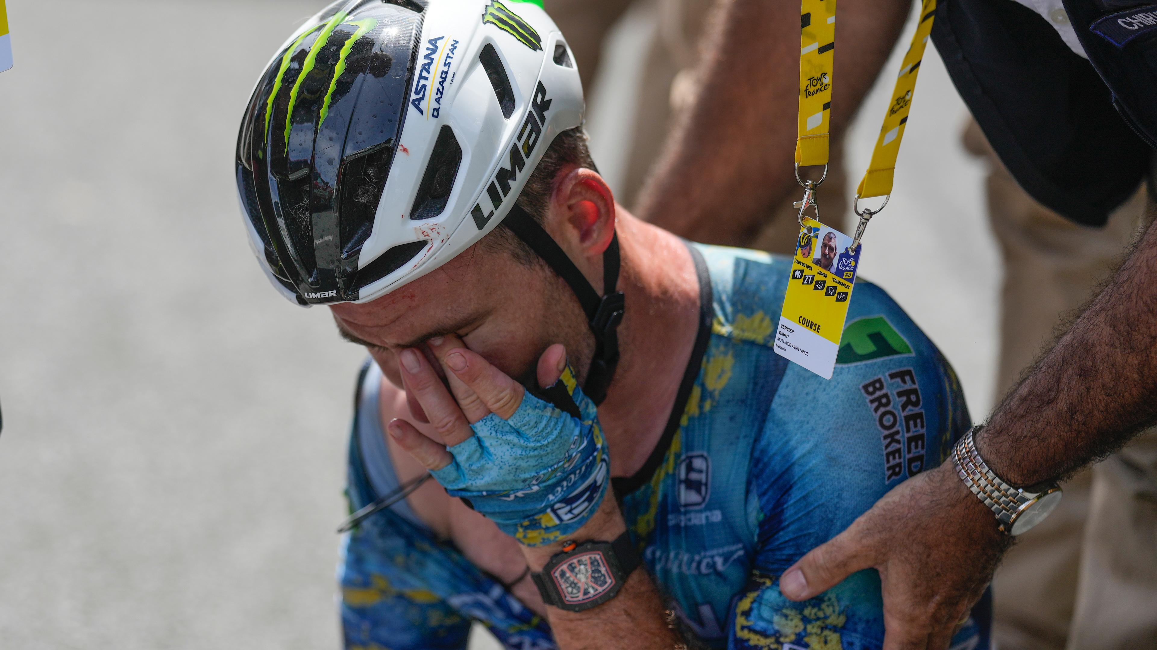 Der Brite Mark Cavendish erhält medizinische Hilfe nach einem Unfall während der achten Etappe des Radrennens Tour de France über 201 Kilometer (125 Meilen) mit Start in Libourne und Ziel in Limoges, Frankreich, am Samstag, 8.07.2023.