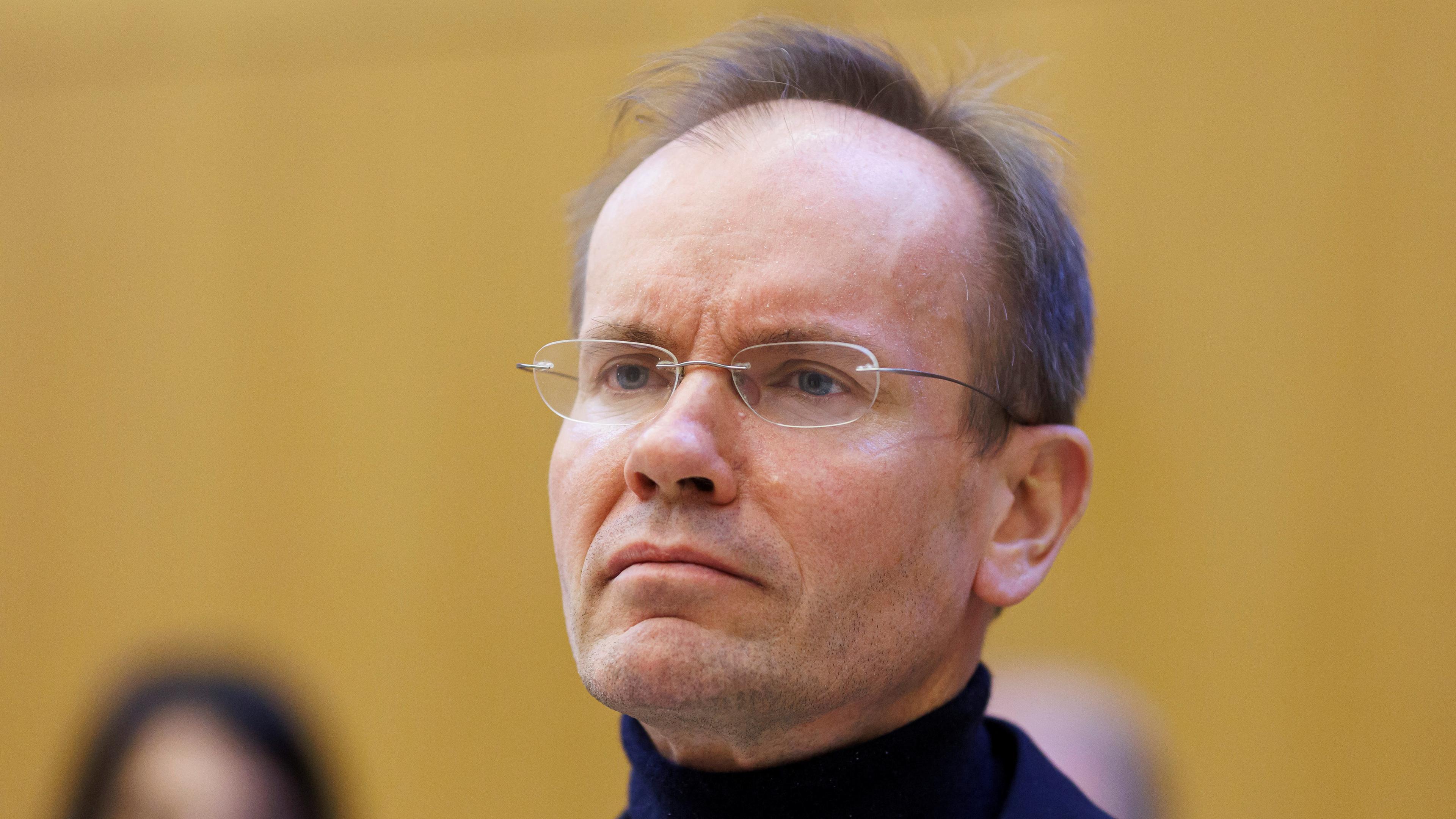 Ex-Wirecard-Chef Braun betritt einen Gerichtssaal in München