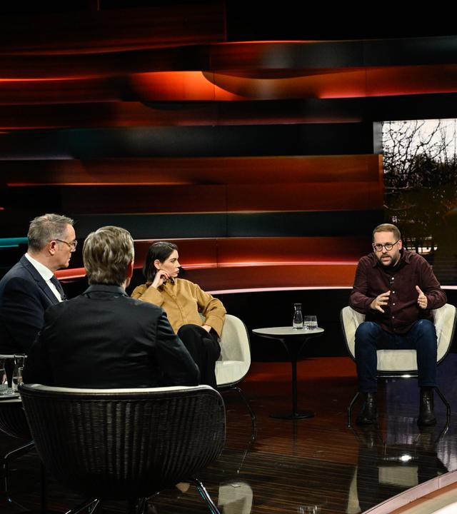 Markus Lanz von 2. Dezember 2025: Alexander Schweitzer, Markus Lanz, Karina Mößbauer, Paul Ronzheimer, Elmar Theveßen (zugeschaltet)