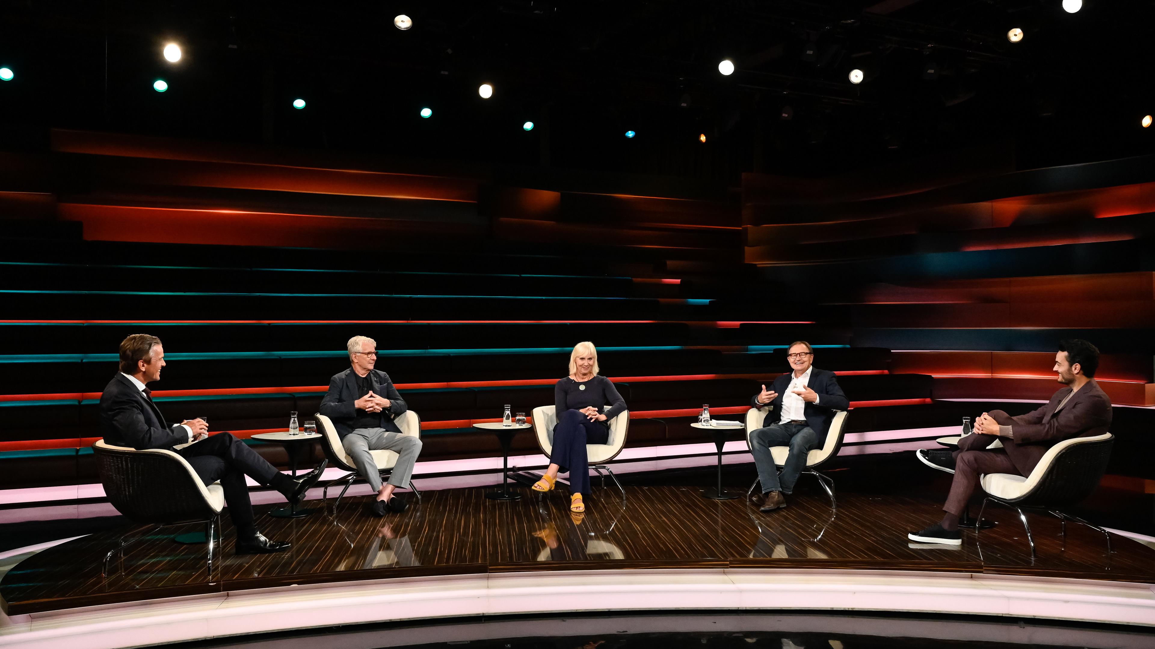 Markus Lanz vom 23. Juni 2021: Markus Lanz, Marcel Reif, Gaby Papenburg, Ewald Lienen, Giovanni Zarrella