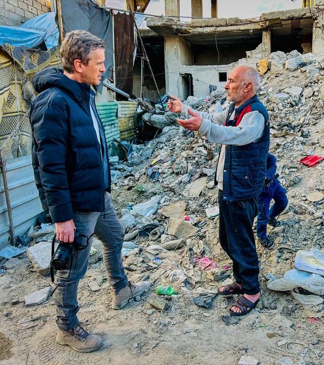 "Markus Lanz - Flucht": Baba Mahhouz vor seinem zerbombten Haus in Douma (Syrien) im Gespräch mit Markus Lanz.