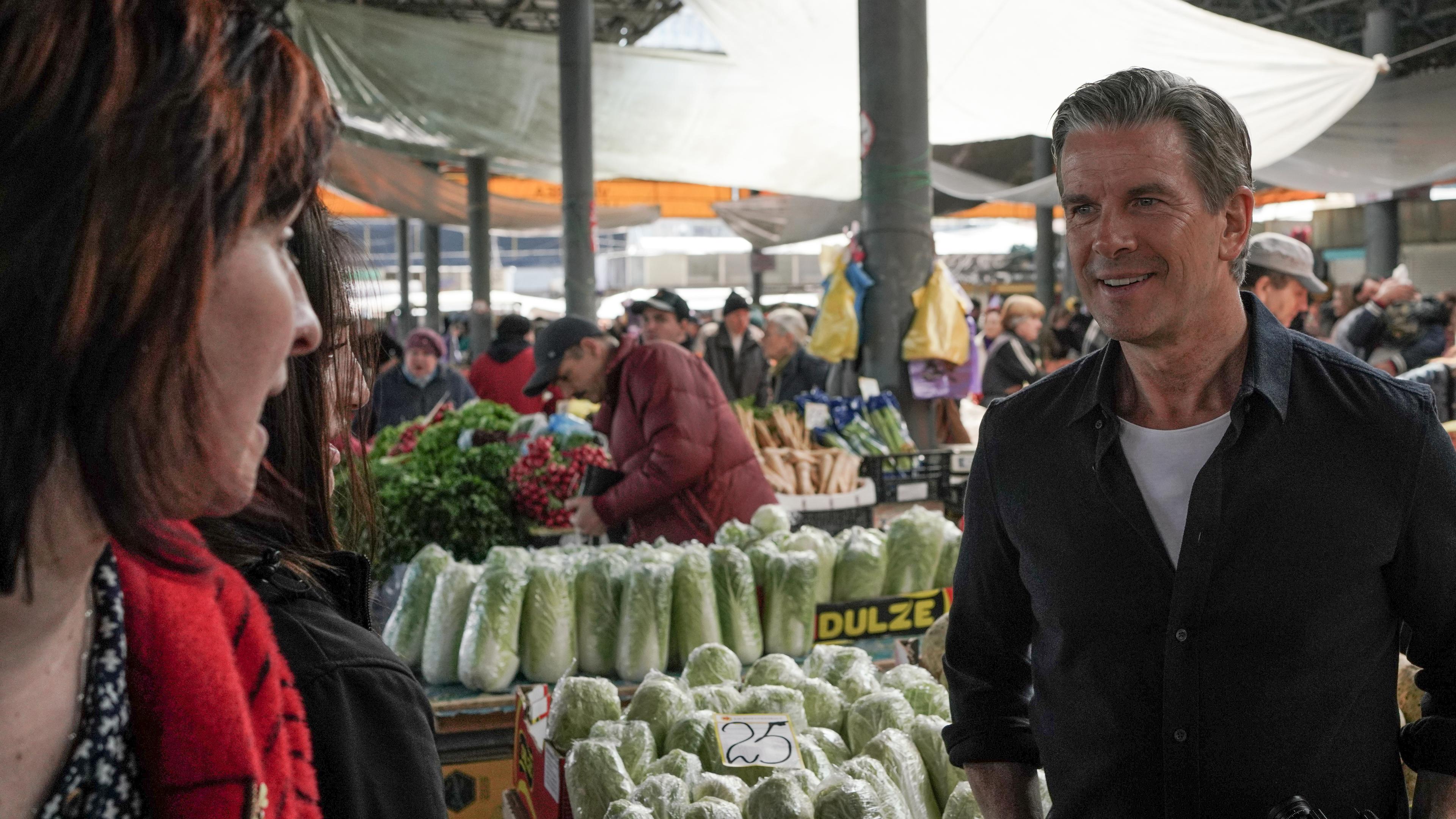 "Markus Lanz – Moldawien ungeschminkt": Markus Lanz unterhält sich mit einer Frau auf dem Gemüsemarkt in Chișinău.