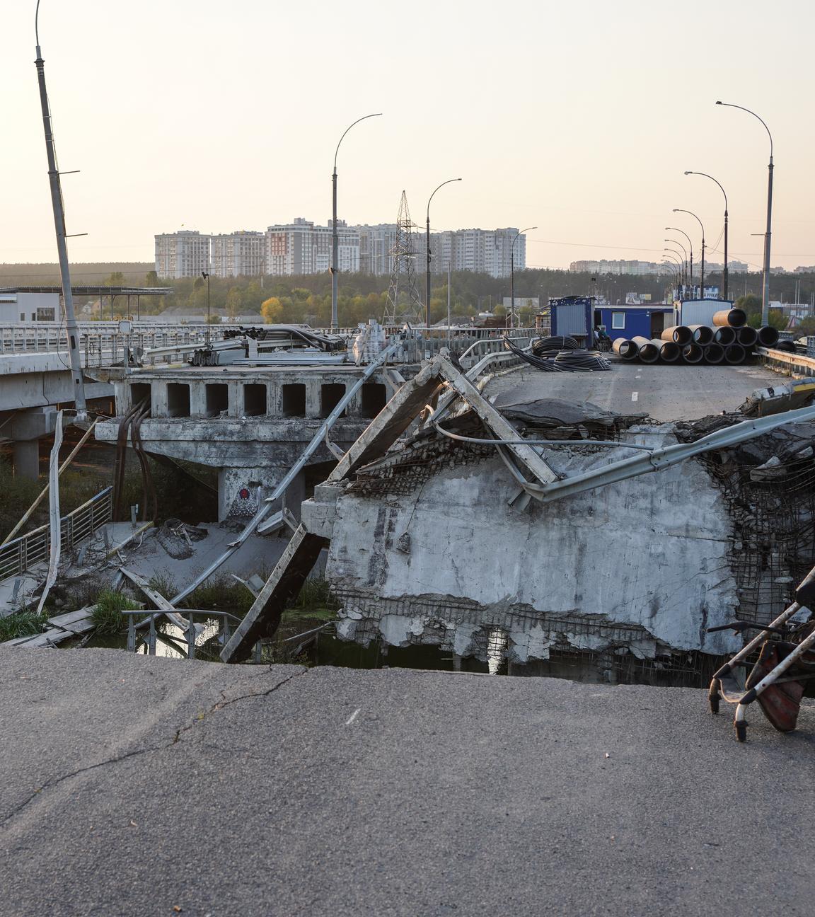 "Markus Lanz: Ukraine - Leben mit dem Krieg": Markus Lanz fotografiert eine gesprengte Brücke.