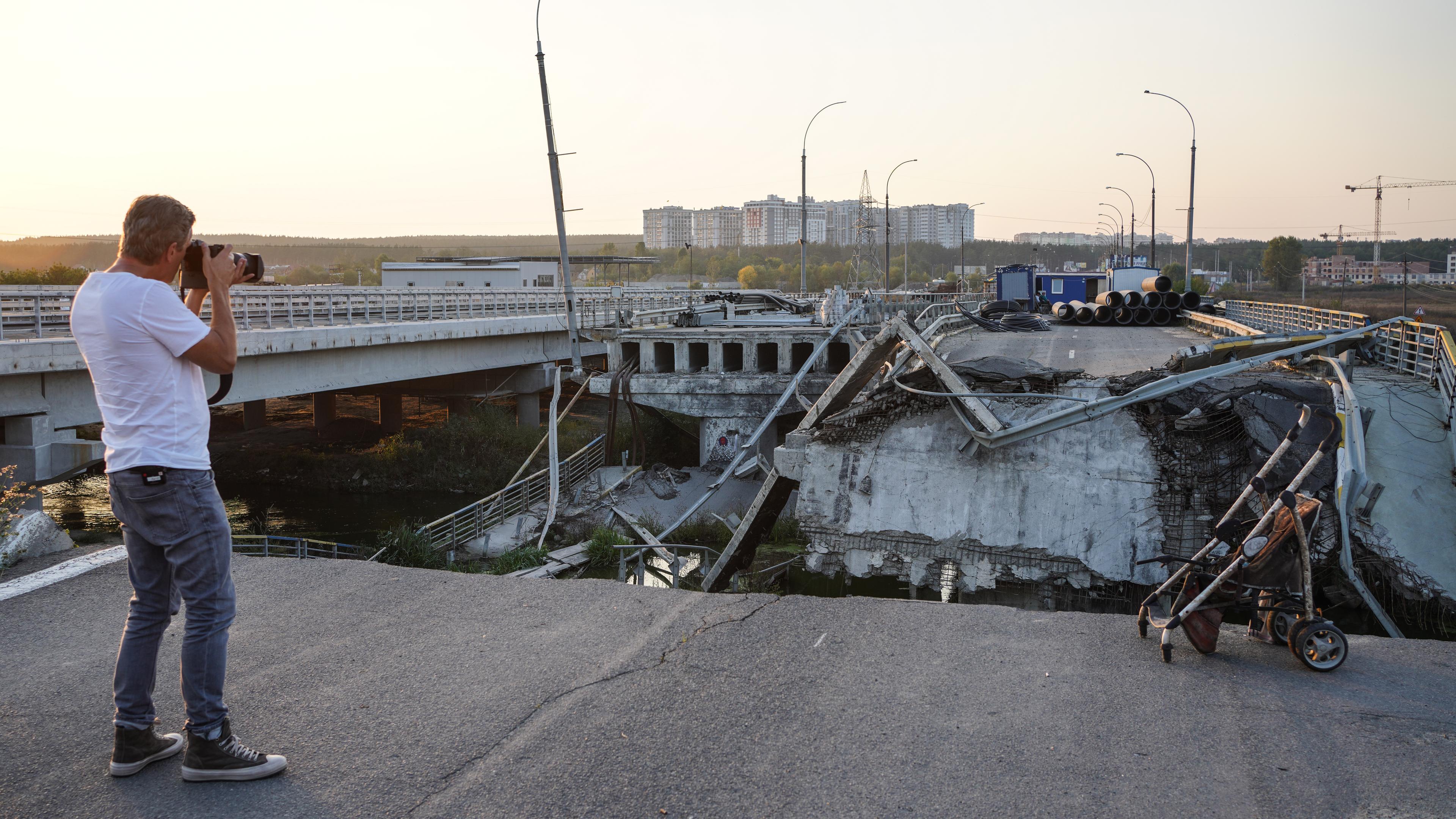 "Markus Lanz: Ukraine - Leben mit dem Krieg": Markus Lanz fotografiert eine gesprengte Brücke.