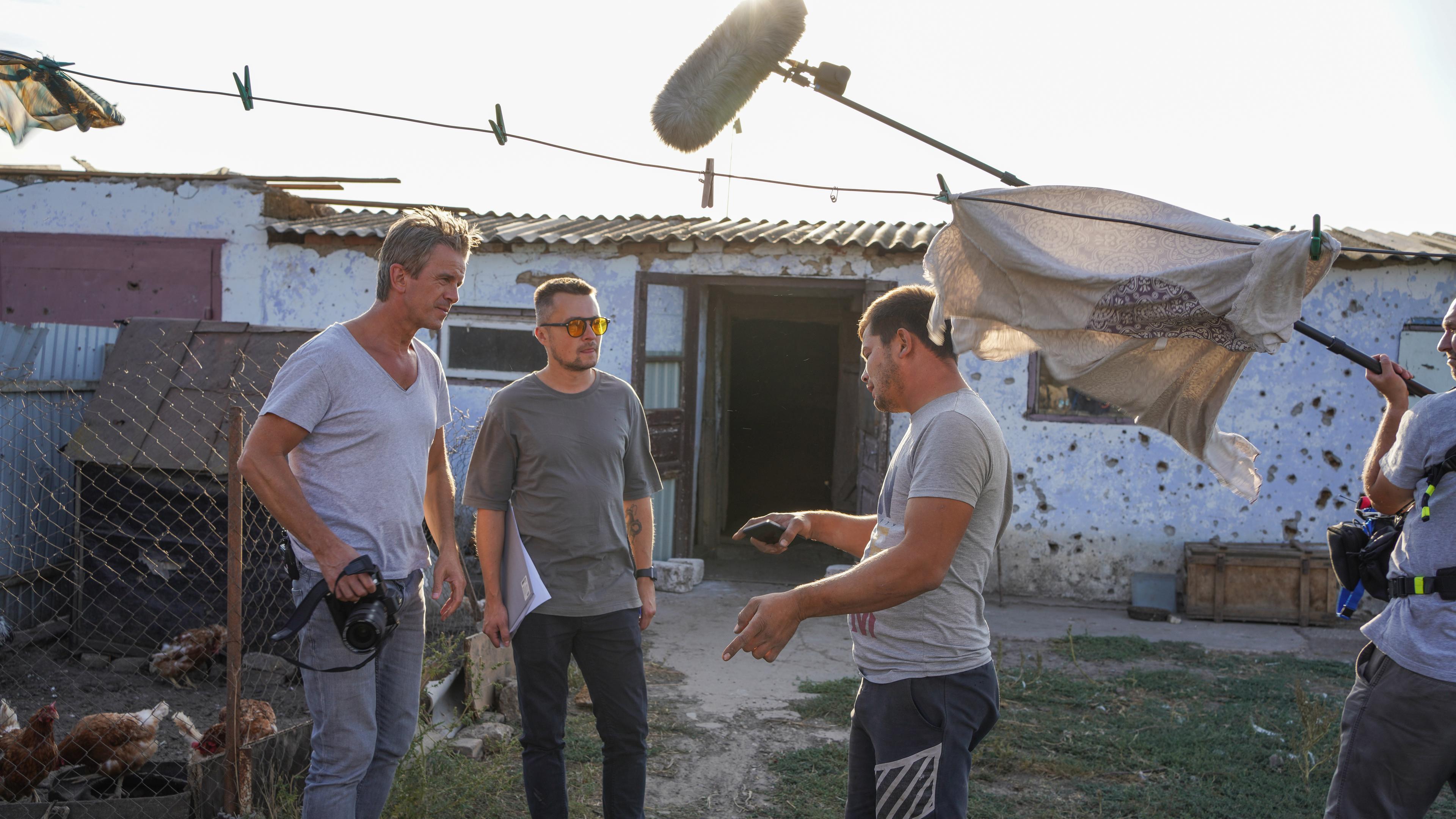 "Markus Lanz: Ukraine - Leben mit dem Krieg": Markus Lanz unterhält sich mit einem Bauern dessen gesamter Hof zerstört wurde.