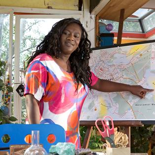 Marla zeigt etwas auf einer Karte