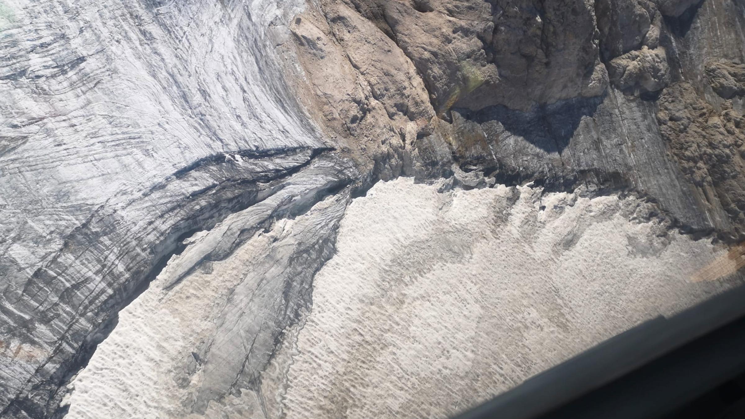 Neue Gletscherspalte am Marmolata-Gletscher