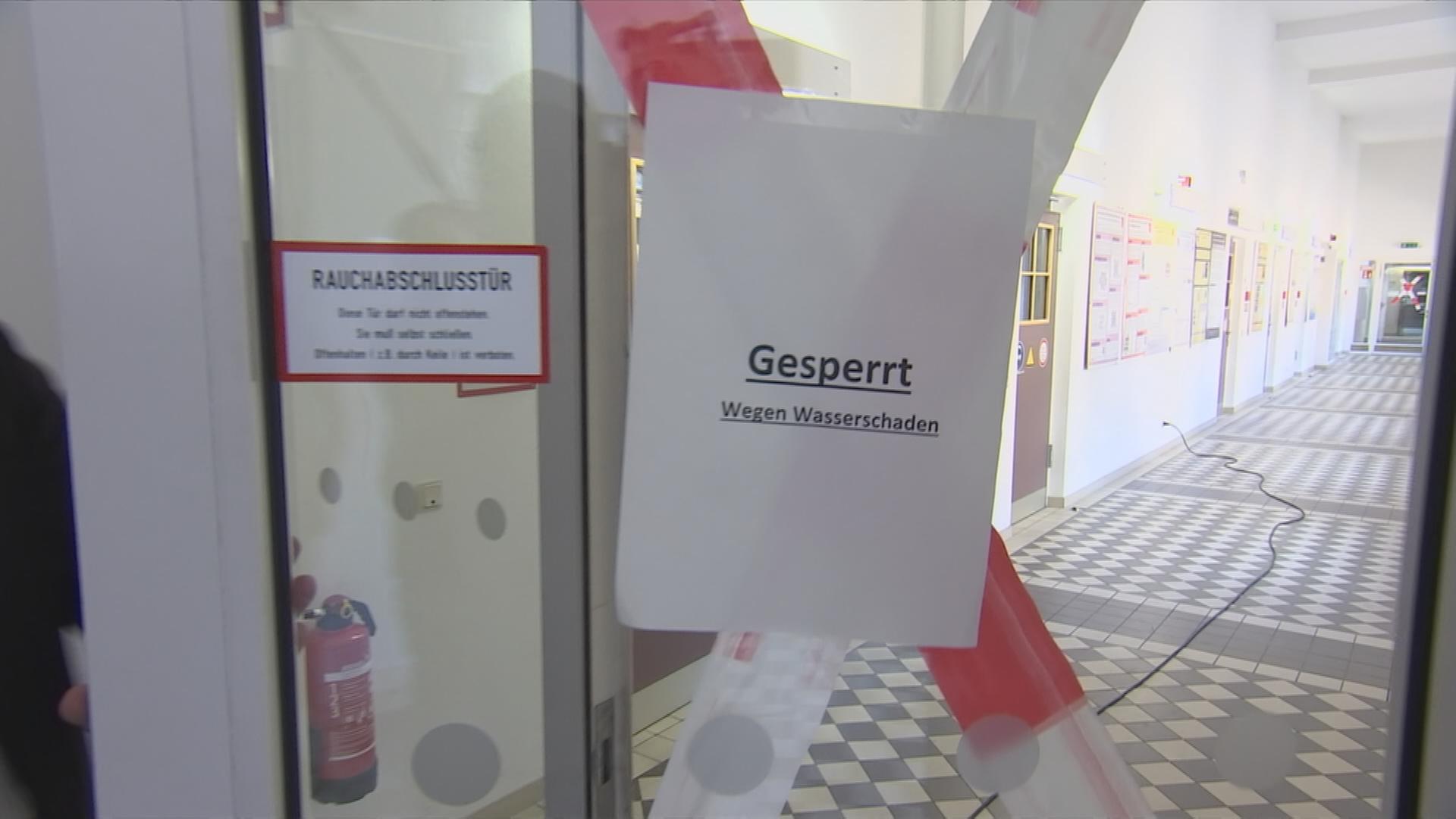 Schild an TU Berlin "Gesperrt wegen Wasserschaden"
