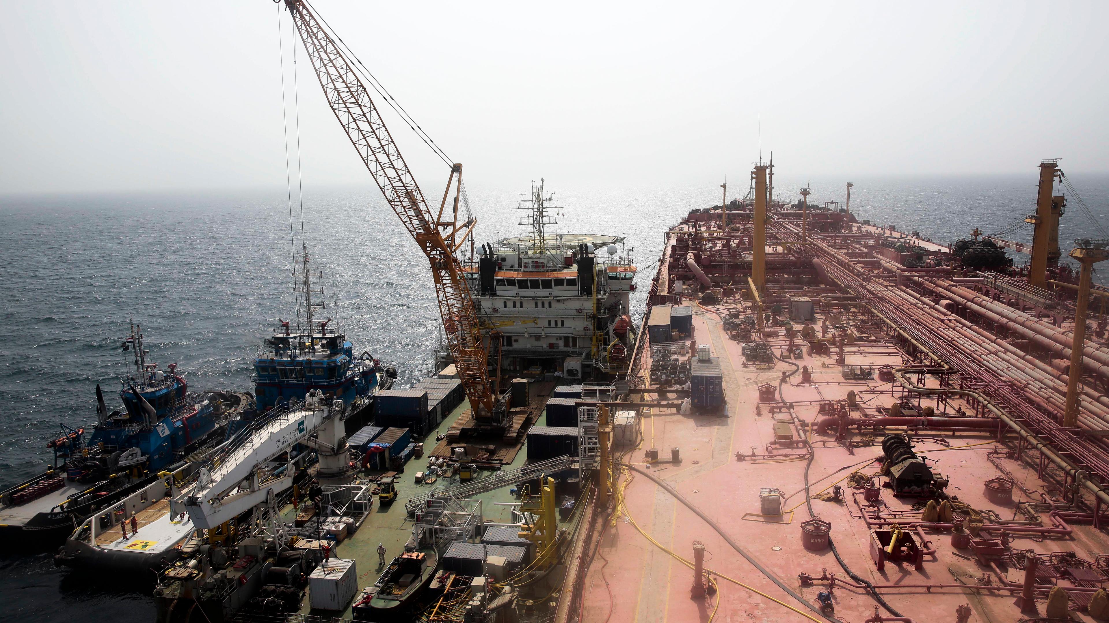 ARCHIV: Technische Schiffe stehen neben dem Öltanker "FSO Safer" vor der Küste Jemens.