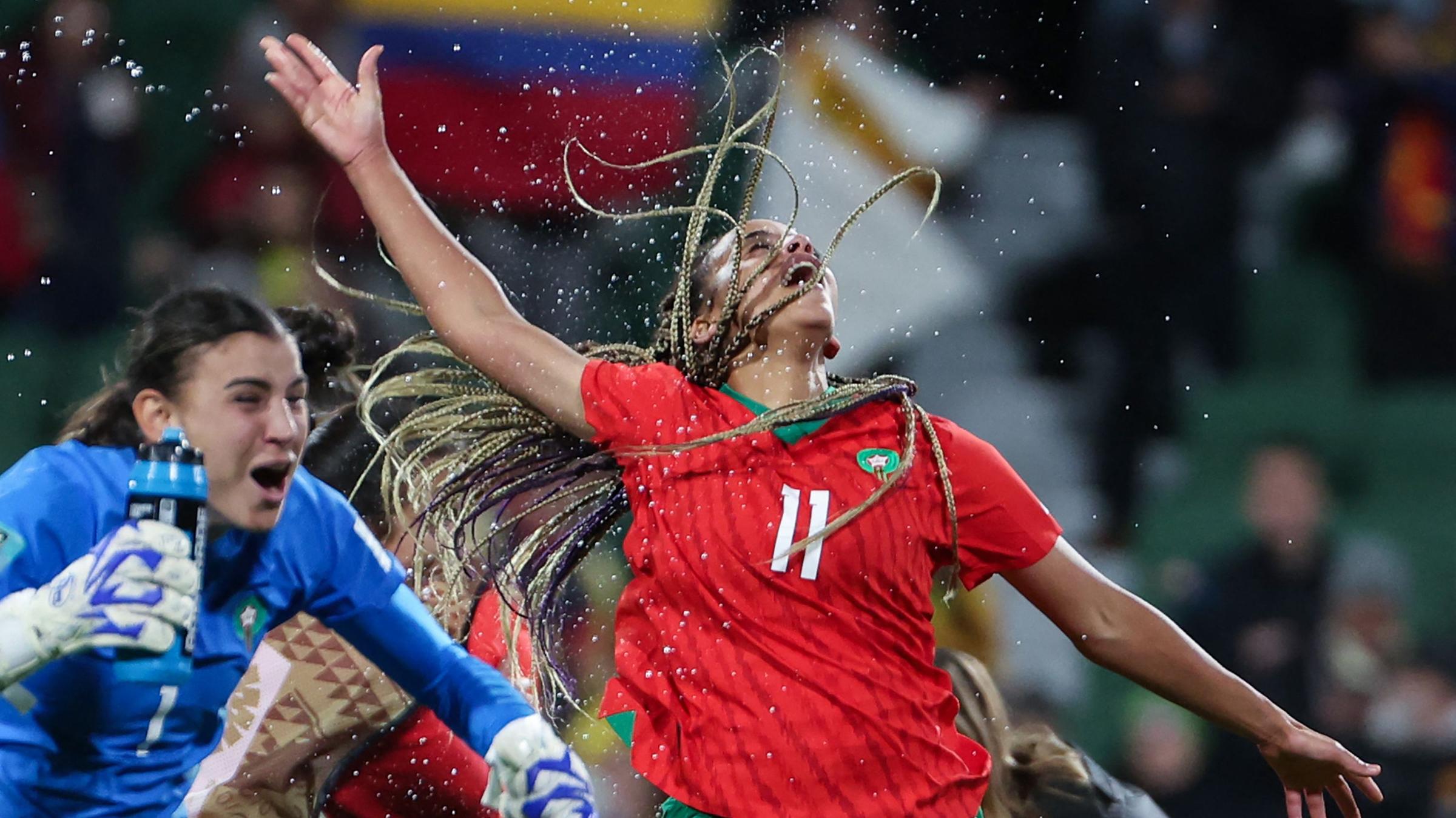 Marokkos Torhüterin Khadija Er-Rmichi (links) und Stürmerin Fatima Tagnaout freuen sich bei der Fußball-WM 2023 nach ihrem Sieg über Kolumbien über den Einzug ins Achtelfinale.
