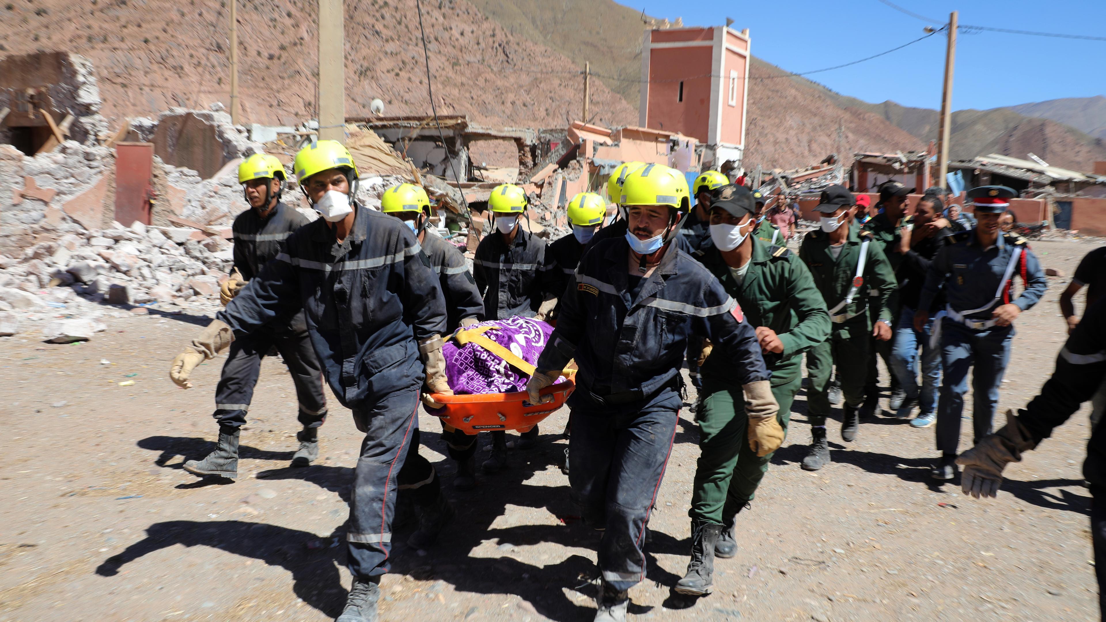 Marokko, Talat N'Yaaqoub: Rettungskräfte bergen die Leiche eines Erdbebenopfers.