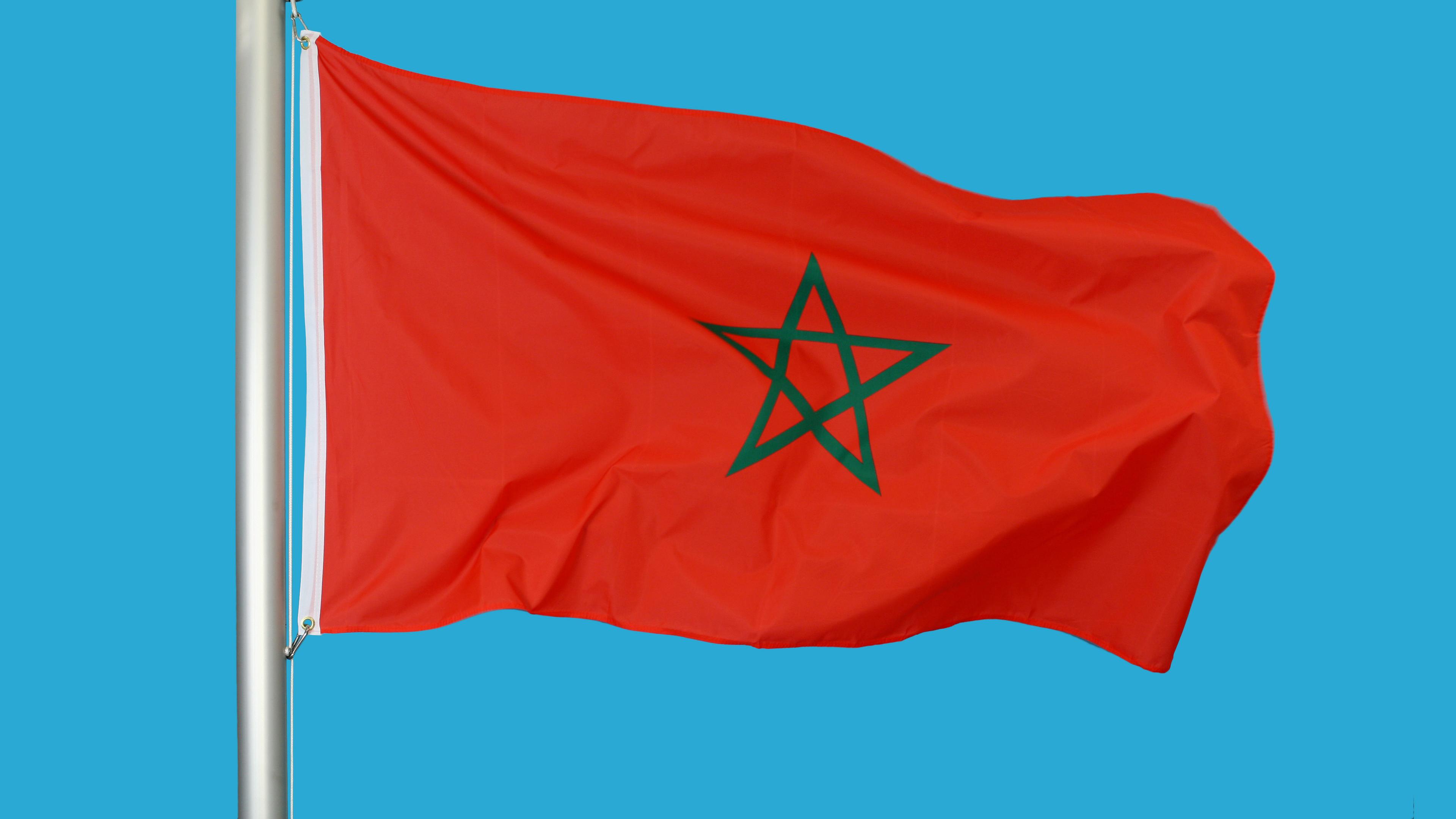 Die Flagge von Marokko weht an einem Fahnenmast im Wind