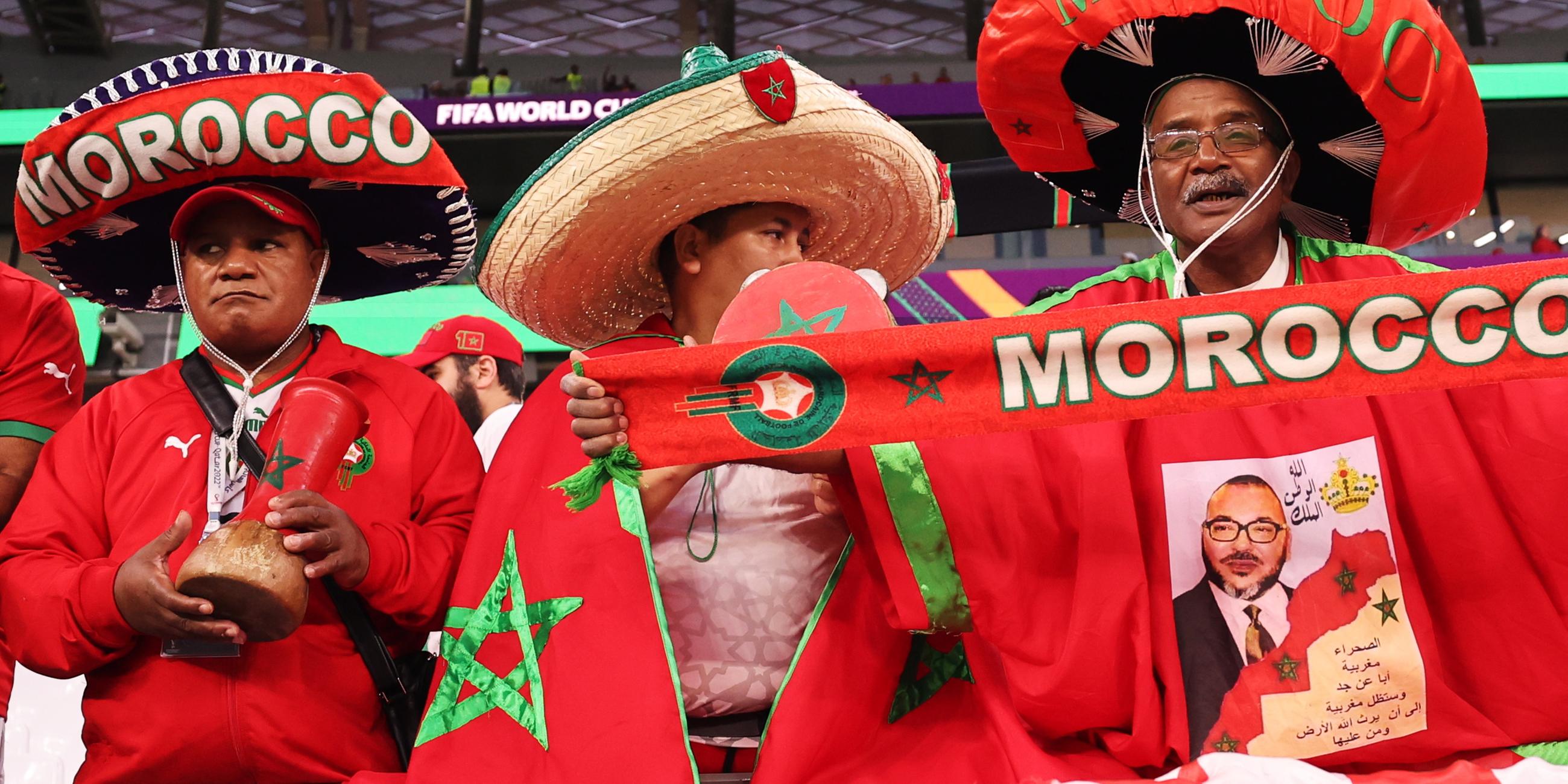 Marrokanische Fans während dem Achtelfinalspiel der Fußball-Weltmeisterschaft 2022 zwischen Marokko und Spanien. Ein Fan trägt ein Trikot mit dem Bild des marokkanischen Königs Mohammed VI..