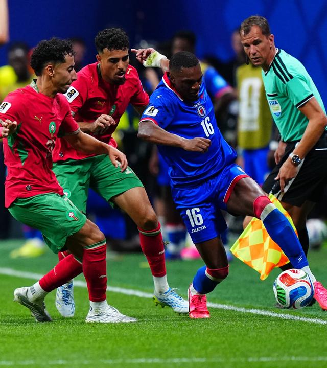 Lenny Joseph (Haiti) versucht sich im Zweikampf gegen seinen marokkanischen Kontrahenten Anass Salah-Eddine durchzusetzen