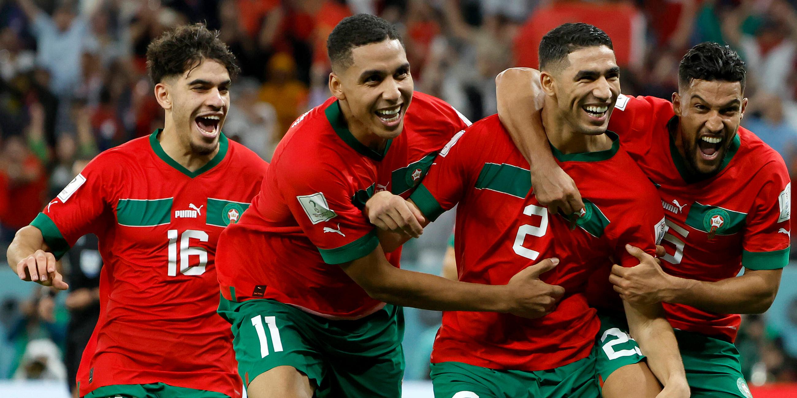 Marokkos Spieler feiern den Sieg im Elfmeterschießen gegen Spanien, am 07.12.2022.