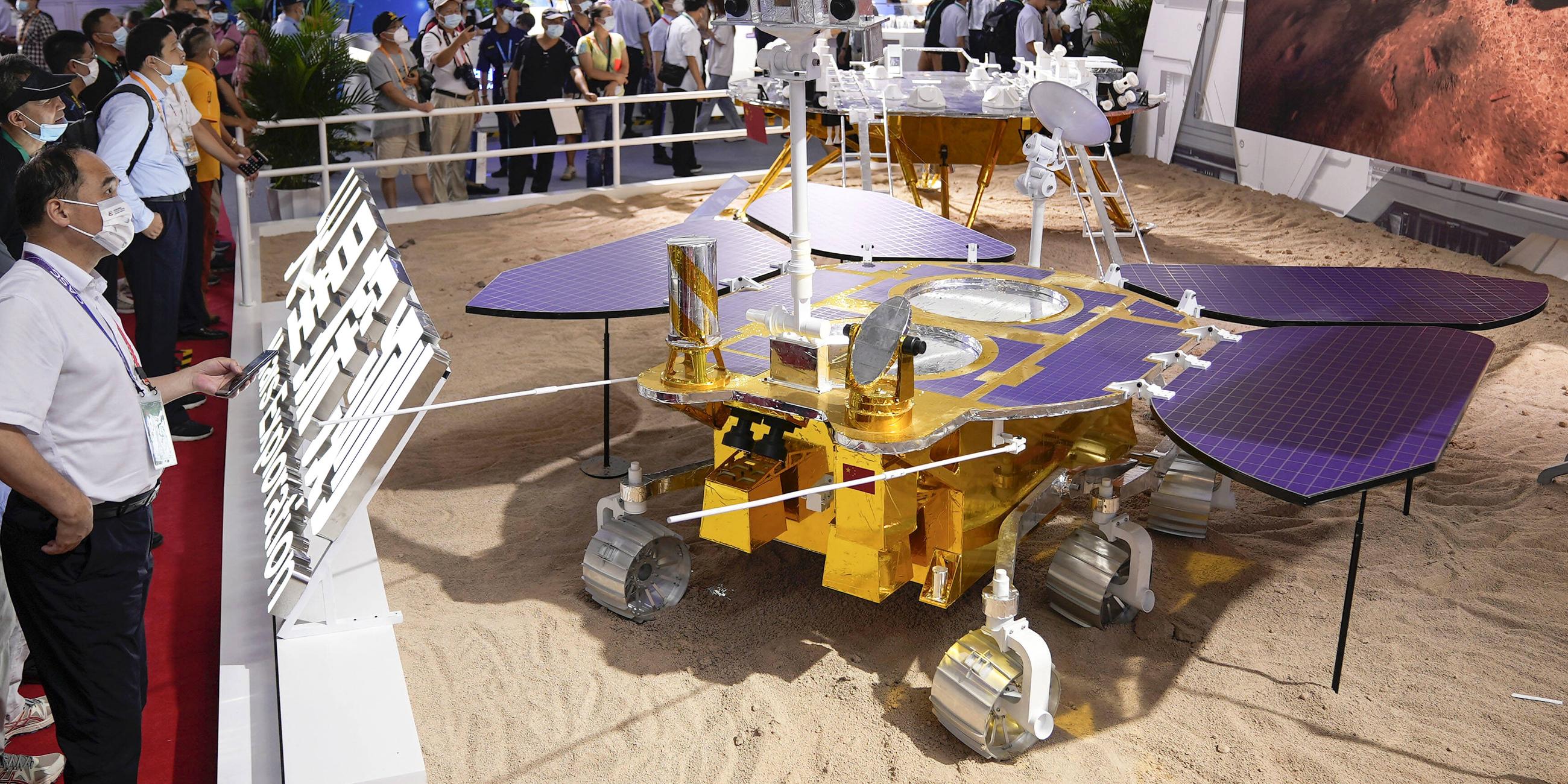 ein Modell des Mars-Rovers Zhurong bei der Airshow China-Austellung, aufgenommen am 28.09.2021