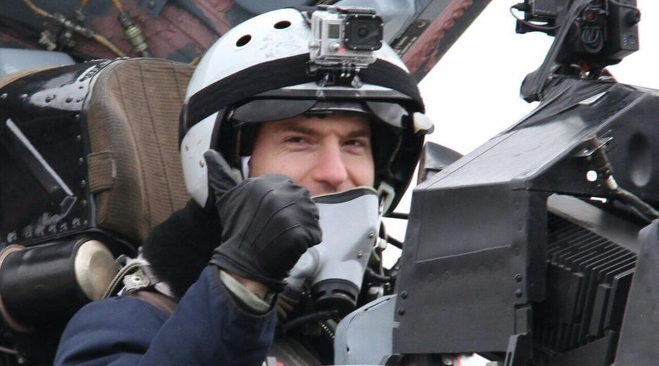 Jan Marsalek posiert im Cockpit eines russischen Kampfjets.