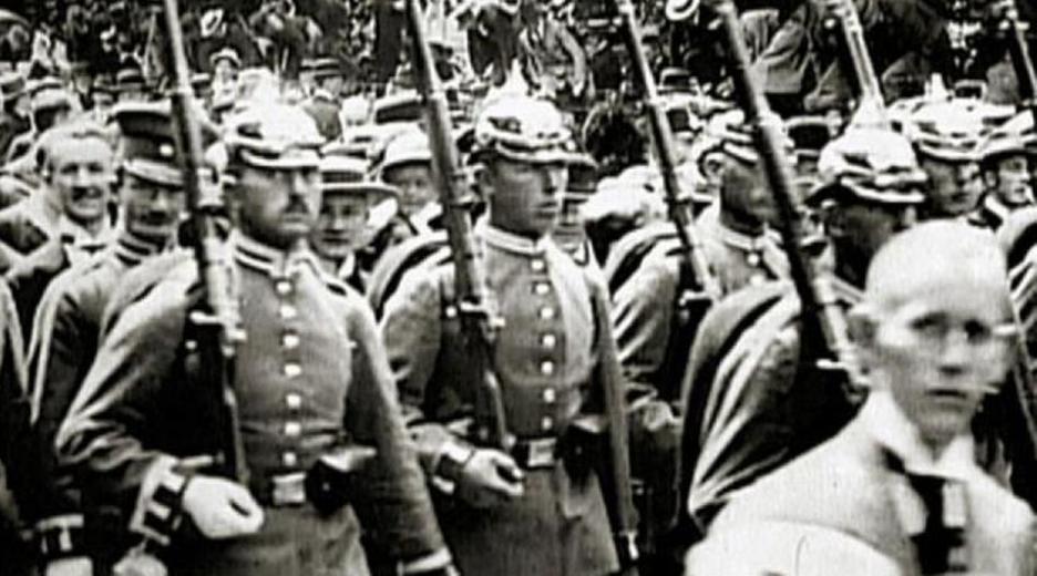 Marschierende wilhelminische Soldaten zu Beginn des 1.Weltkrieges.