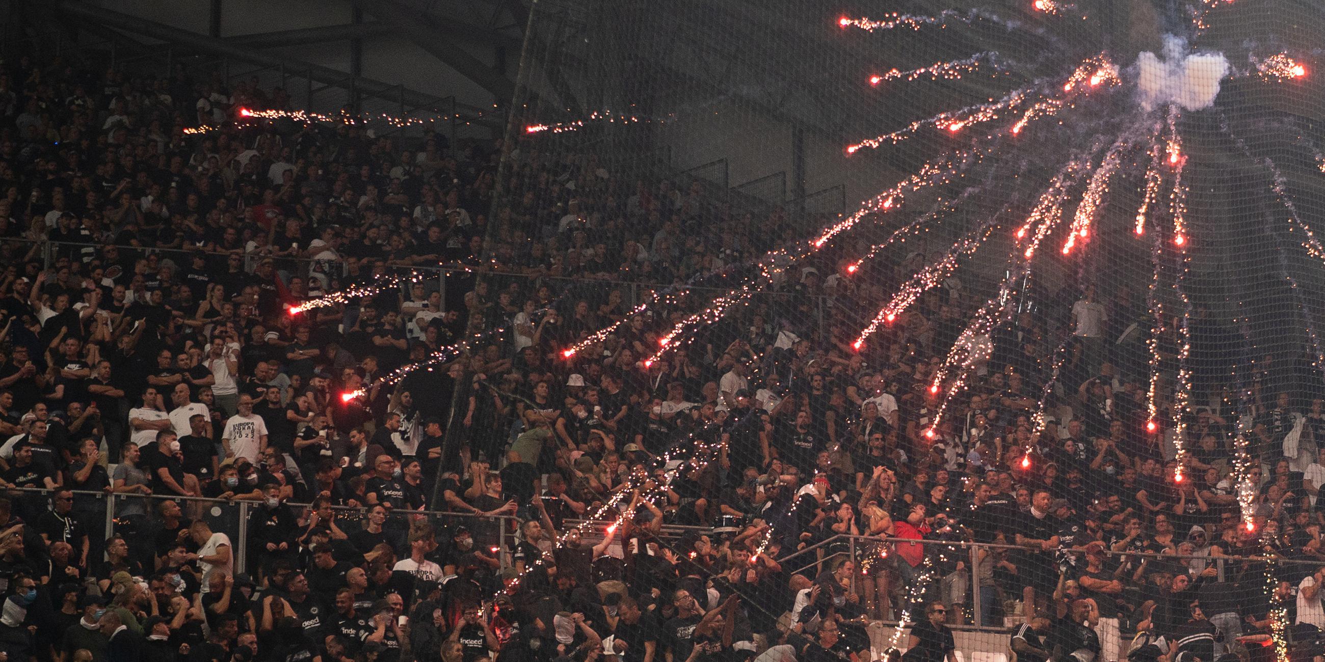 Feuerwerk explodiert über den Eintracht-Ultras im Orange Velodrome, Marseille