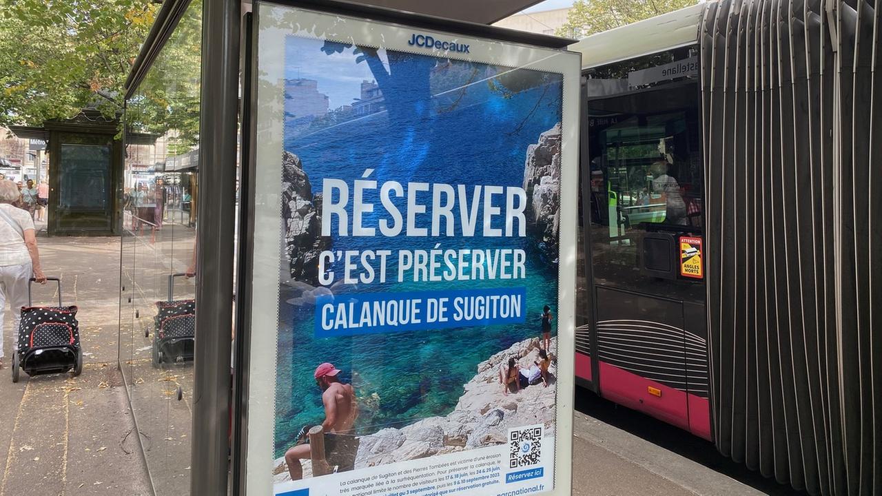Ein Plakat an einer Bushaltestelle in Marseille weist auf Online-Buchungen zum Eintritt in den Nationalpark Calanques hin.
