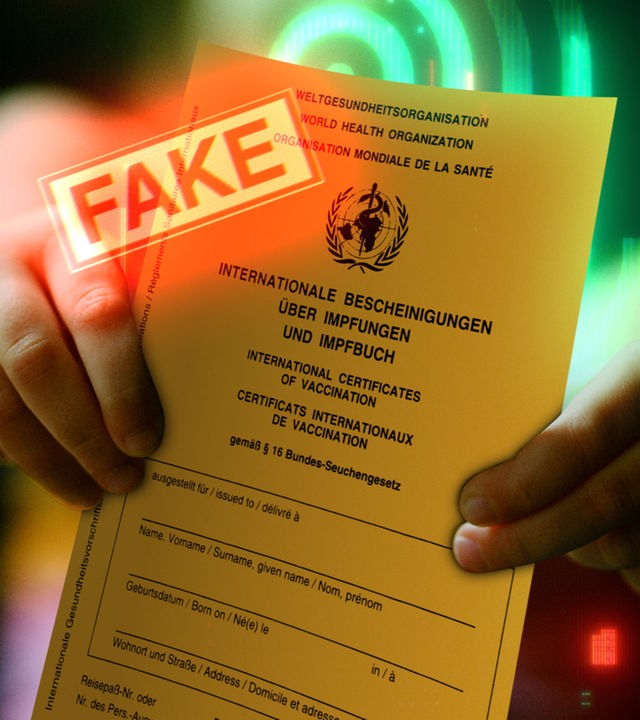 Ein gelber Impfpass mit Fake-Stempel. Im Hintergrund das "Spur"-Logo. 