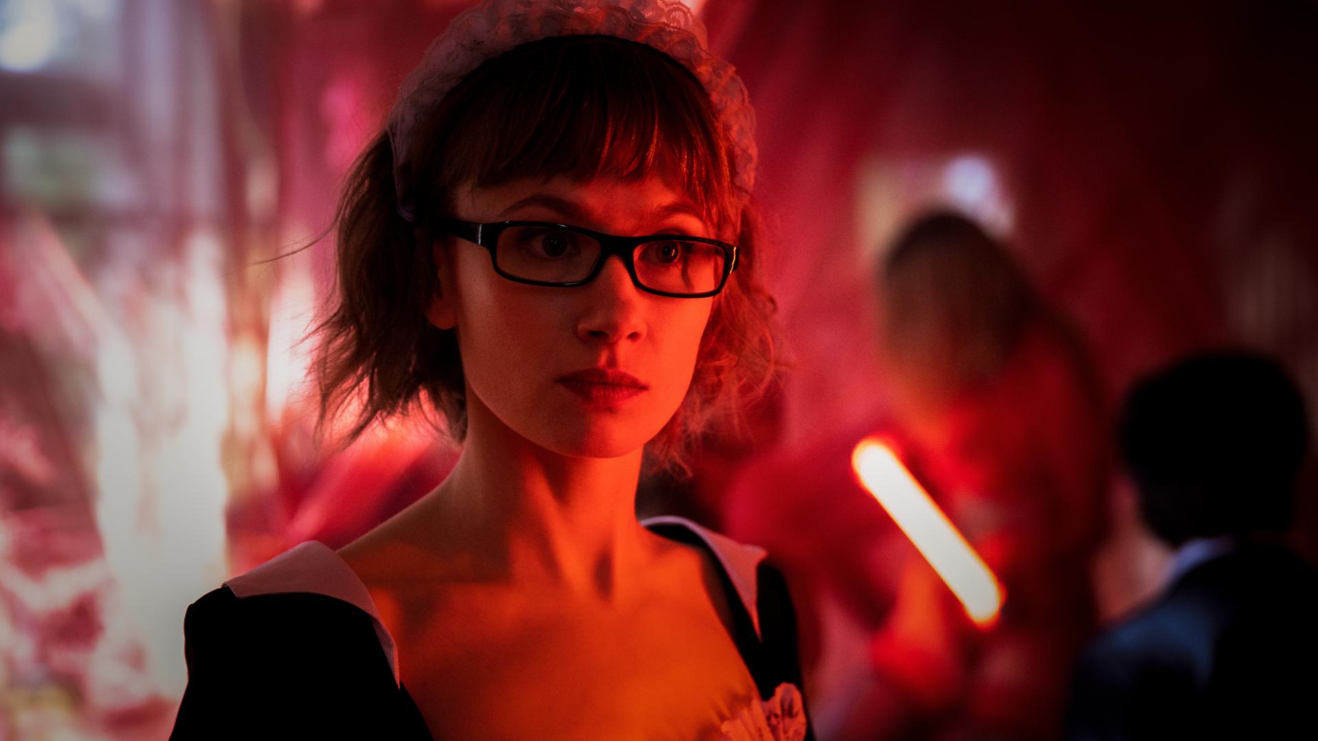 Nahaufnahme von Doro Decker (Alina Levshin), die als Haushaltshilfe mit Häubchen verkleidet ist.