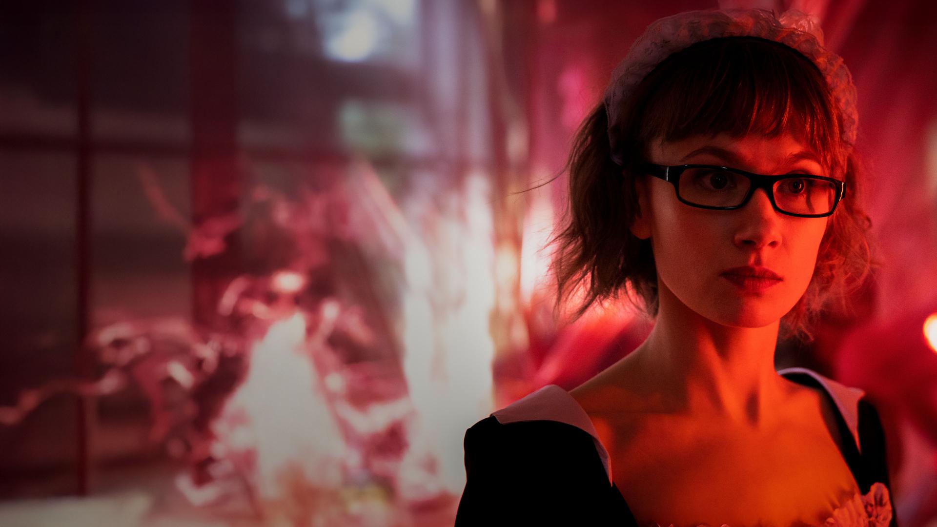 Nahaufnahme von Doro Decker (Alina Levshin), die als Haushaltshilfe mit Häubchen verkleidet ist.