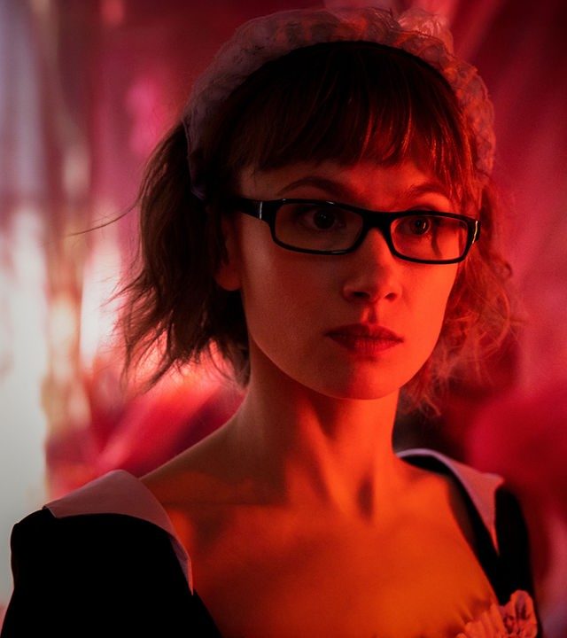 Nahaufnahme von Doro Decker (Alina Levshin), die als Haushaltshilfe mit Häubchen verkleidet ist.