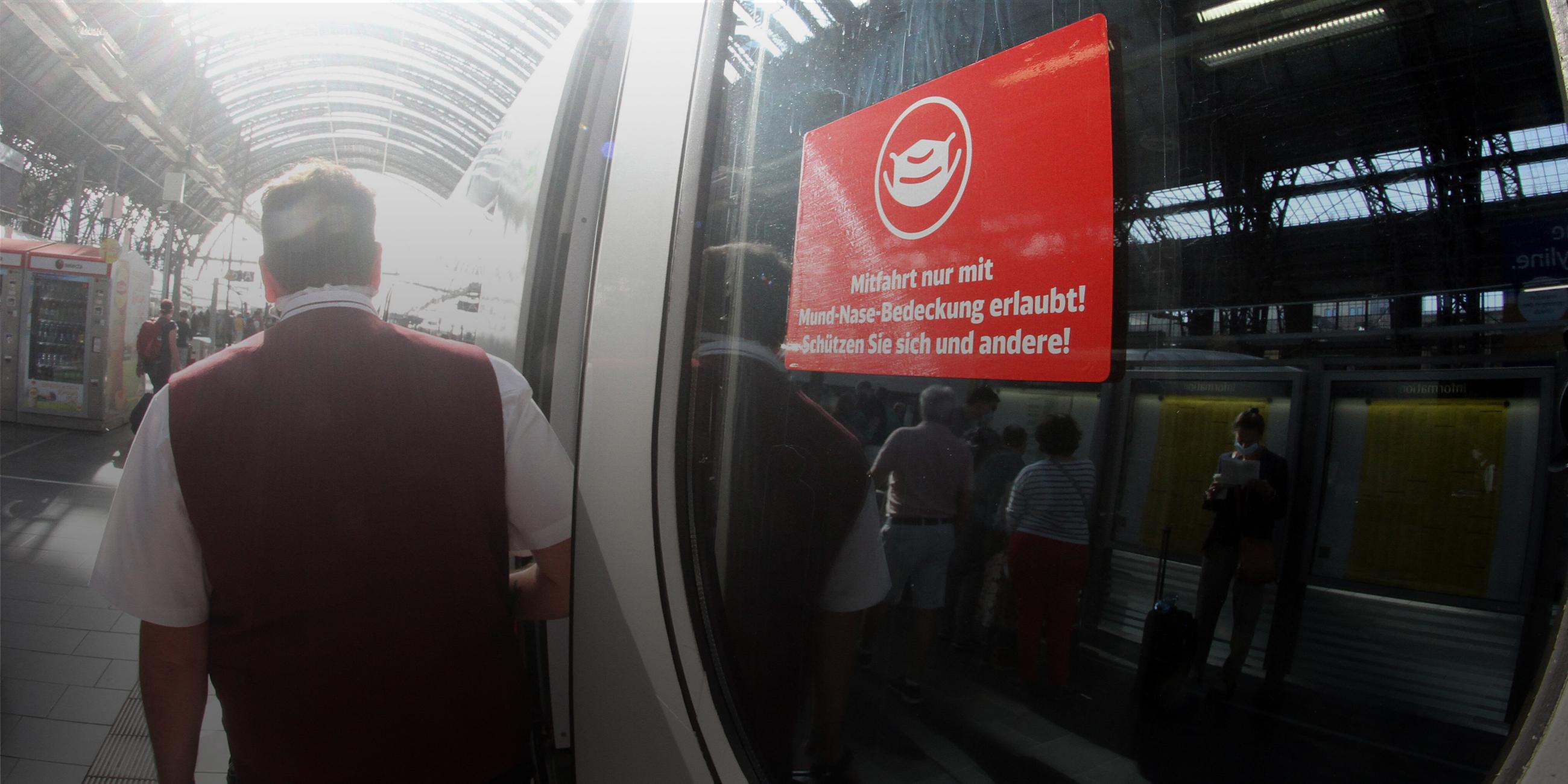 Aufkleber mit Piktogramm Maskenpflicht und Aufschrift Mitfahrt nur mit Mund-Nase-Bedeckung erlaubt an der Tür eines abfahrbereiten ICE in Frankfurt am 20.09.2020