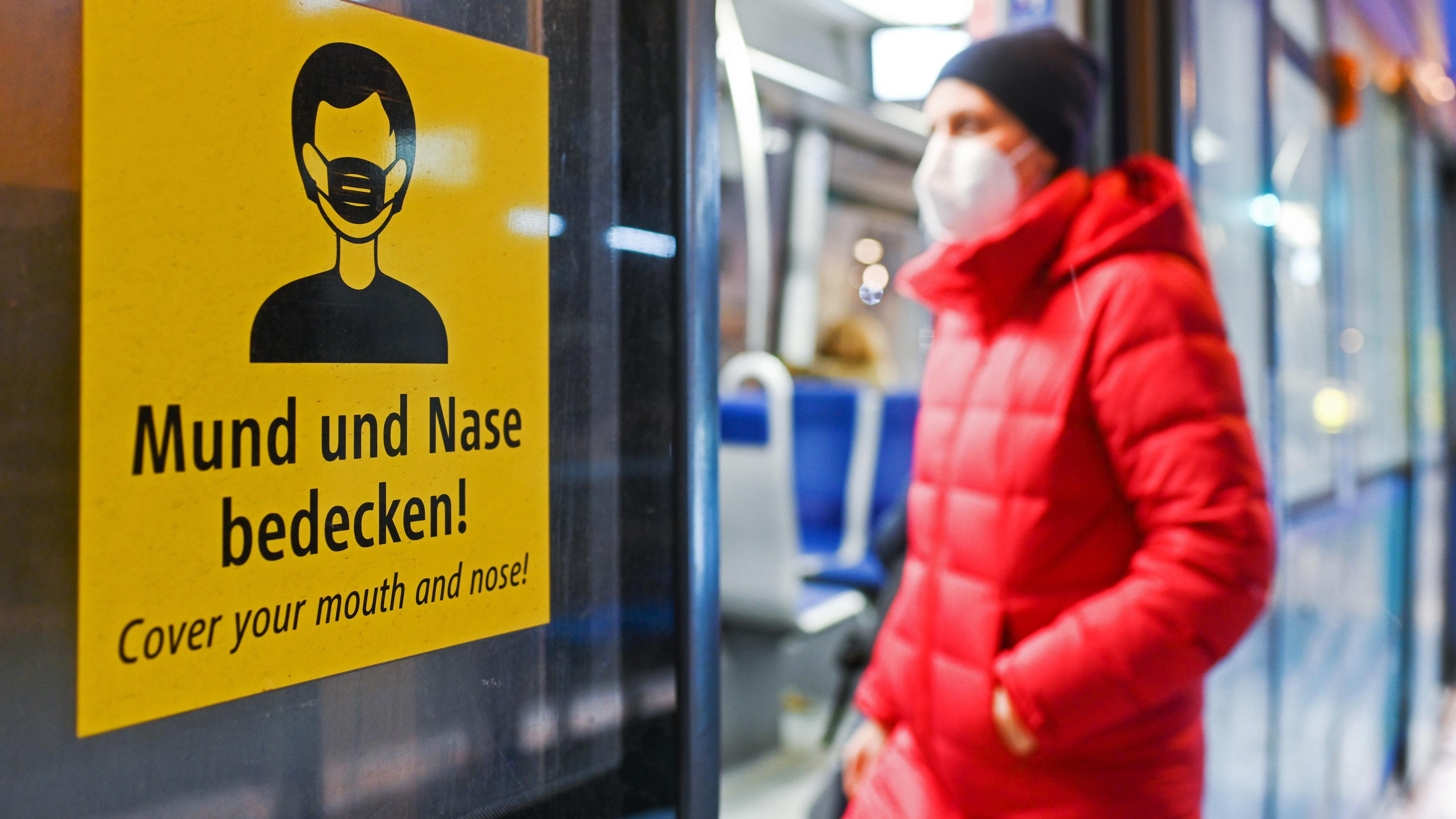 Illustration: Eine Frau mit FFP2-Maske steigt in eine Trambahn in München ein, aufgenommen am 18.01.2021