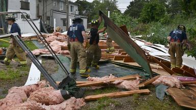 Helfer räumen einen durch den Tornado verwüsteten Garten auf. Am 23.07.2019 in West Yarmouth, Massachusetts. 