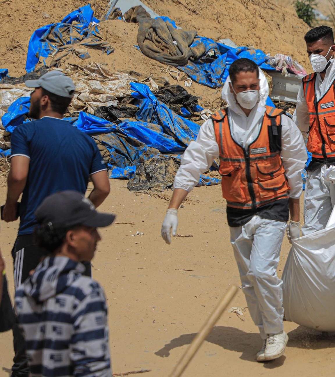 Arbeiter tragen eine Leiche am Nasser-Krankenhaus in Chan Junis im südlichen Gaza-Streifen, aufgenommen am 23.04.2024
