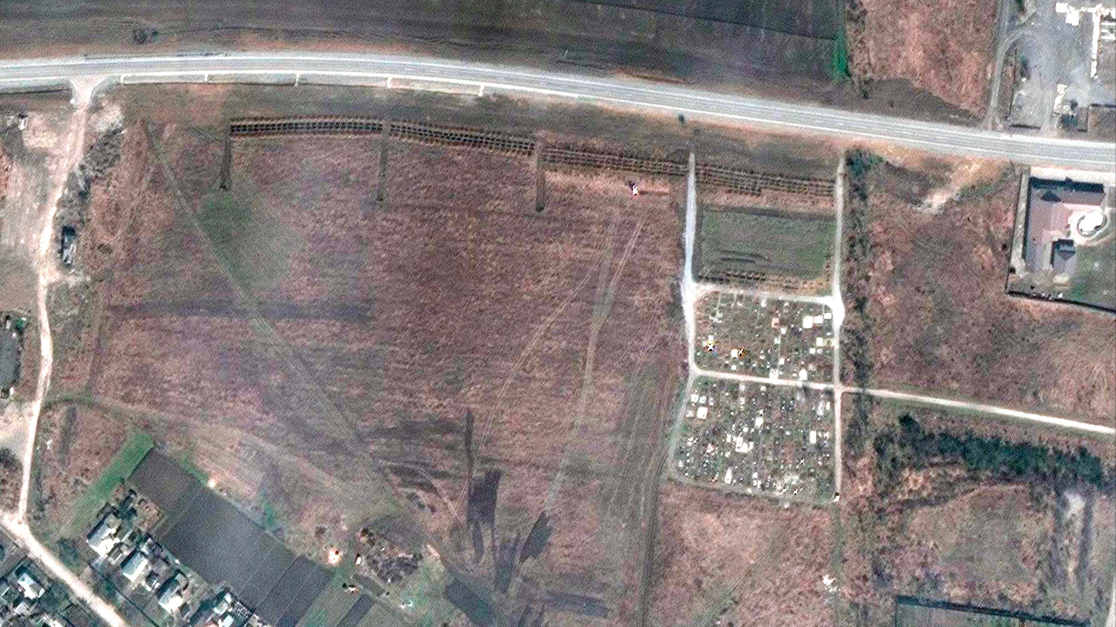 Ein Satellitenbild der US-Firma Maxar Technologies zeigt unterhalb einer Straße mögliche Massengräber.