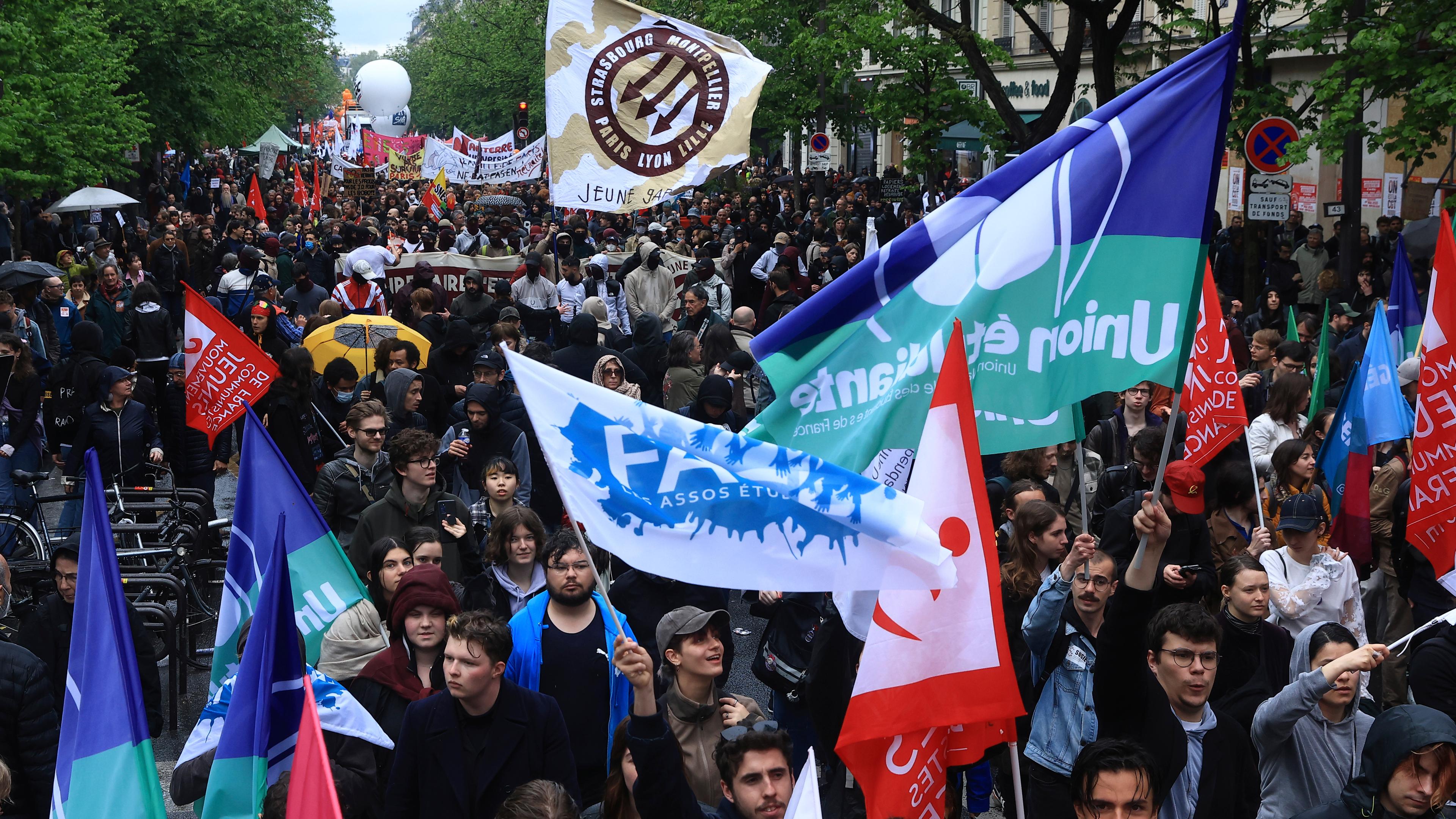 In Paris demonstrieren Menschen gegen die geplante Rentenreform von Emmanuel Macron.